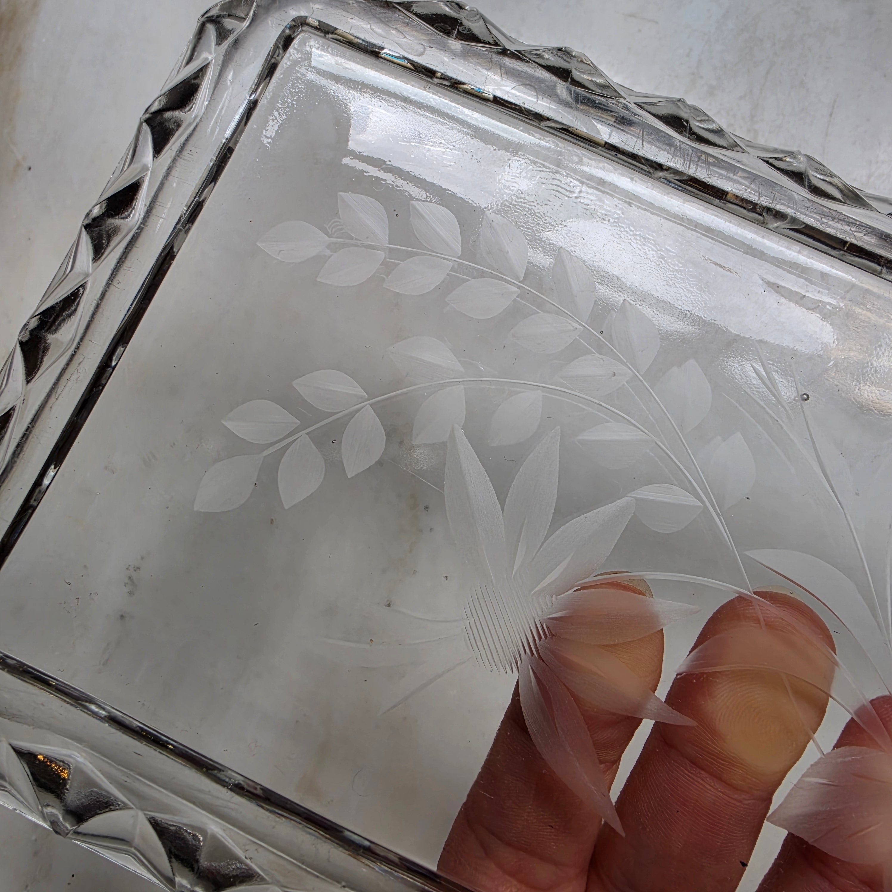 Vintage Glas-Anrichteplatte mit Blumen- & Ähren-Schliff – Längliche Servierschale - Kuchentablett aus Pressglas