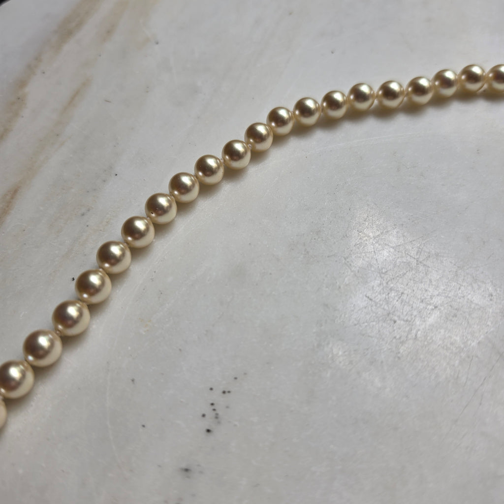 Elegante Perlenkette mit glitzerndem Kugelverschluss – Zeitlose Eleganz
