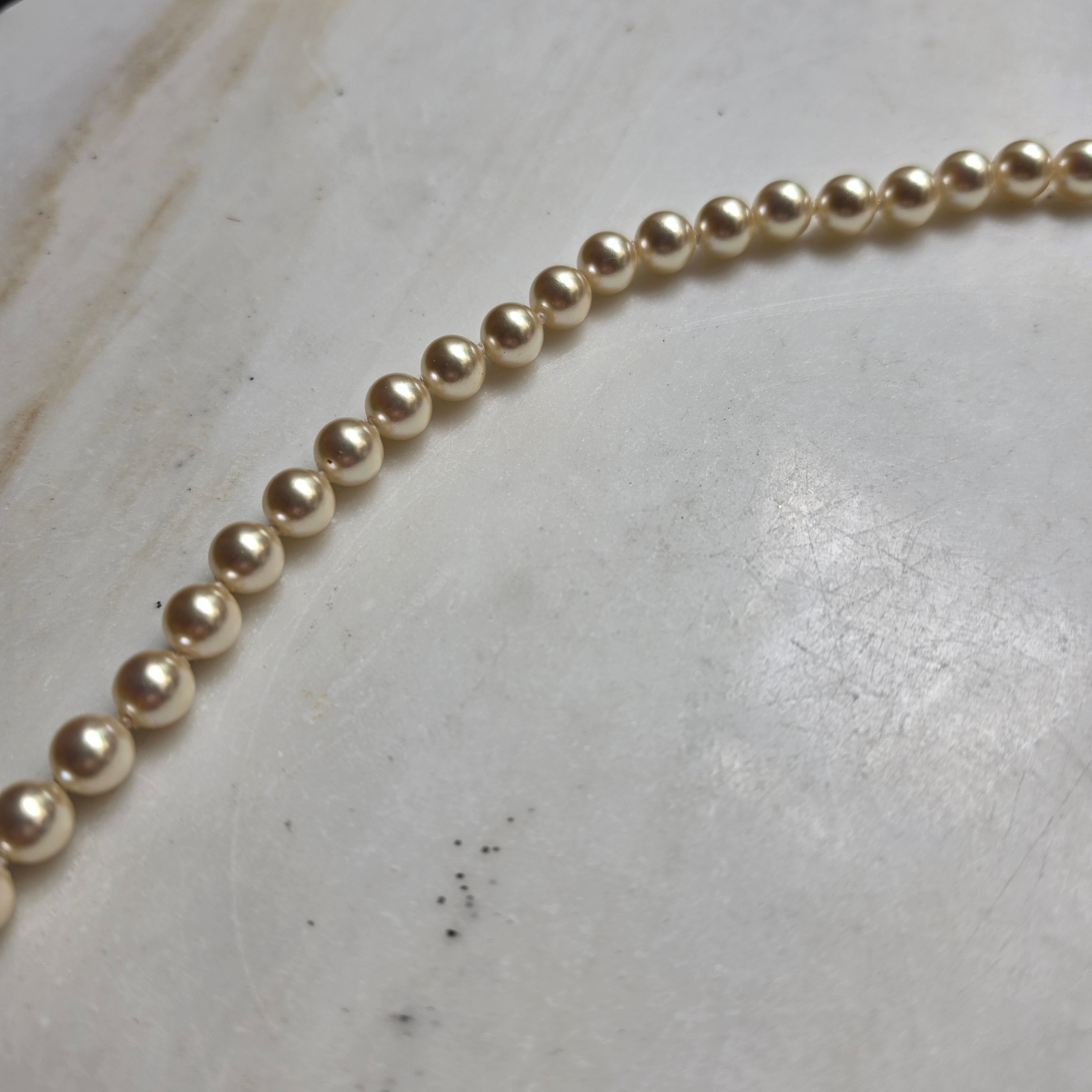 Elegante Perlenkette mit glitzerndem Kugelverschluss – Zeitlose Eleganz