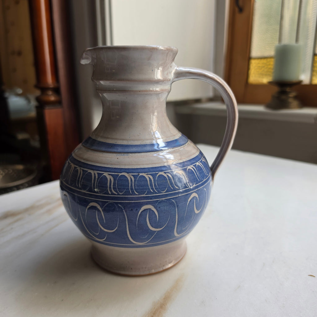 Vintage Keramik-Krug mit Ritzdekor – Blau-Weiß – Handarbeit