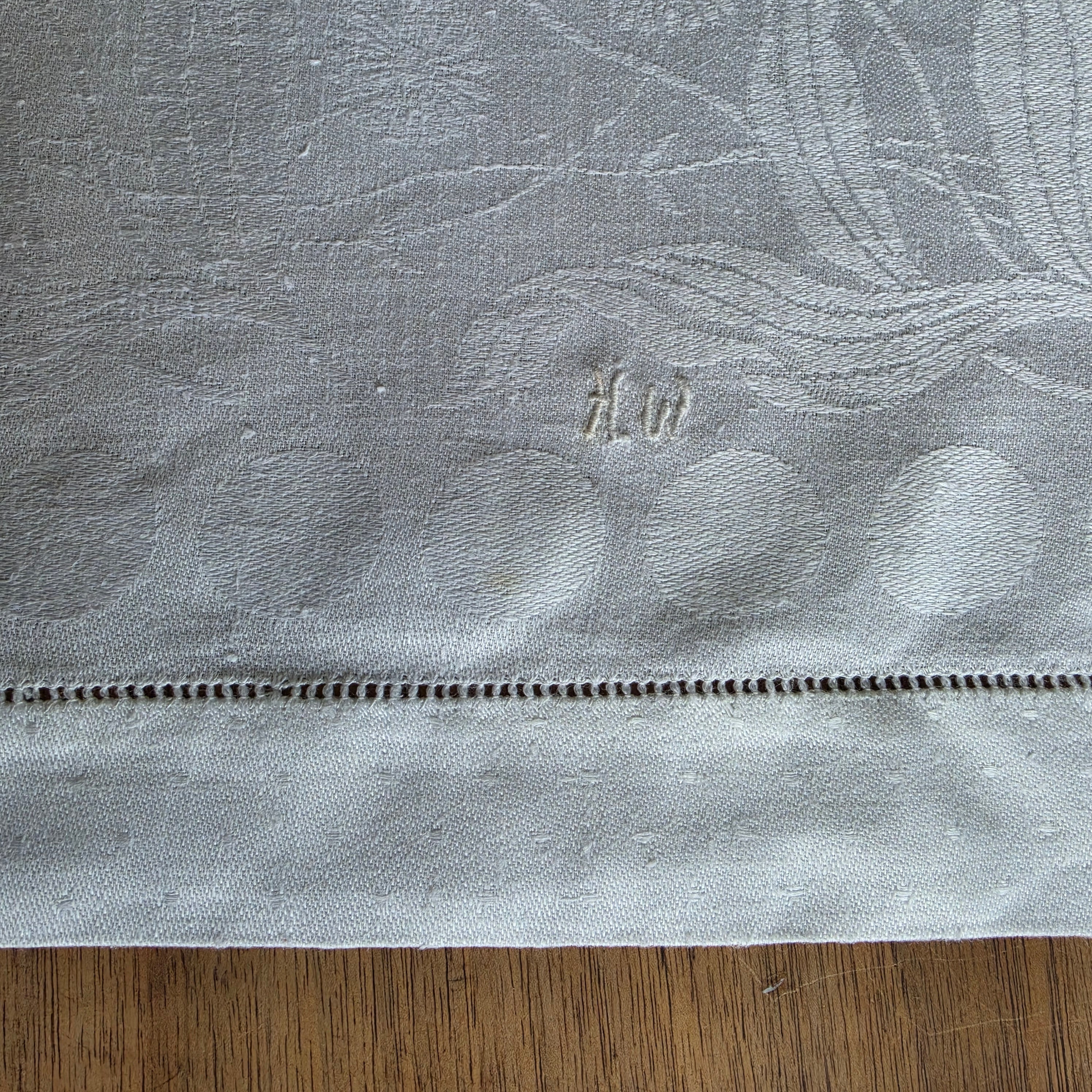 Vintage Damast-Tischläufer / Paradehandtuch mit Jugendstil-Tulpenmuster & Monogramm „H.W.“