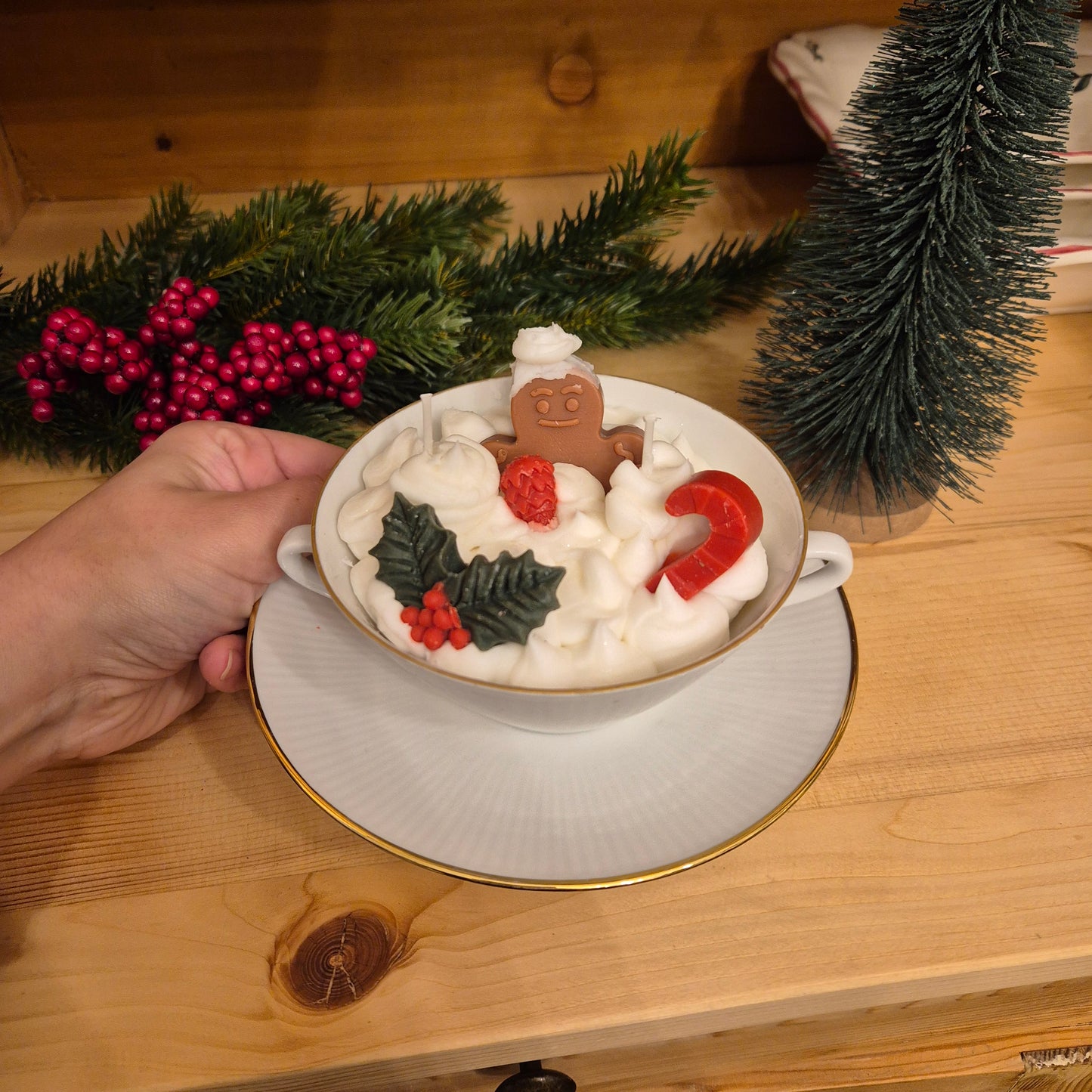 Handgemachte Sojawachskerze Weihnachtesgeschenk badender Lebkuchen Sahne Dessert in Antiker Porzellan Suppentasse von Seltmann Weiden