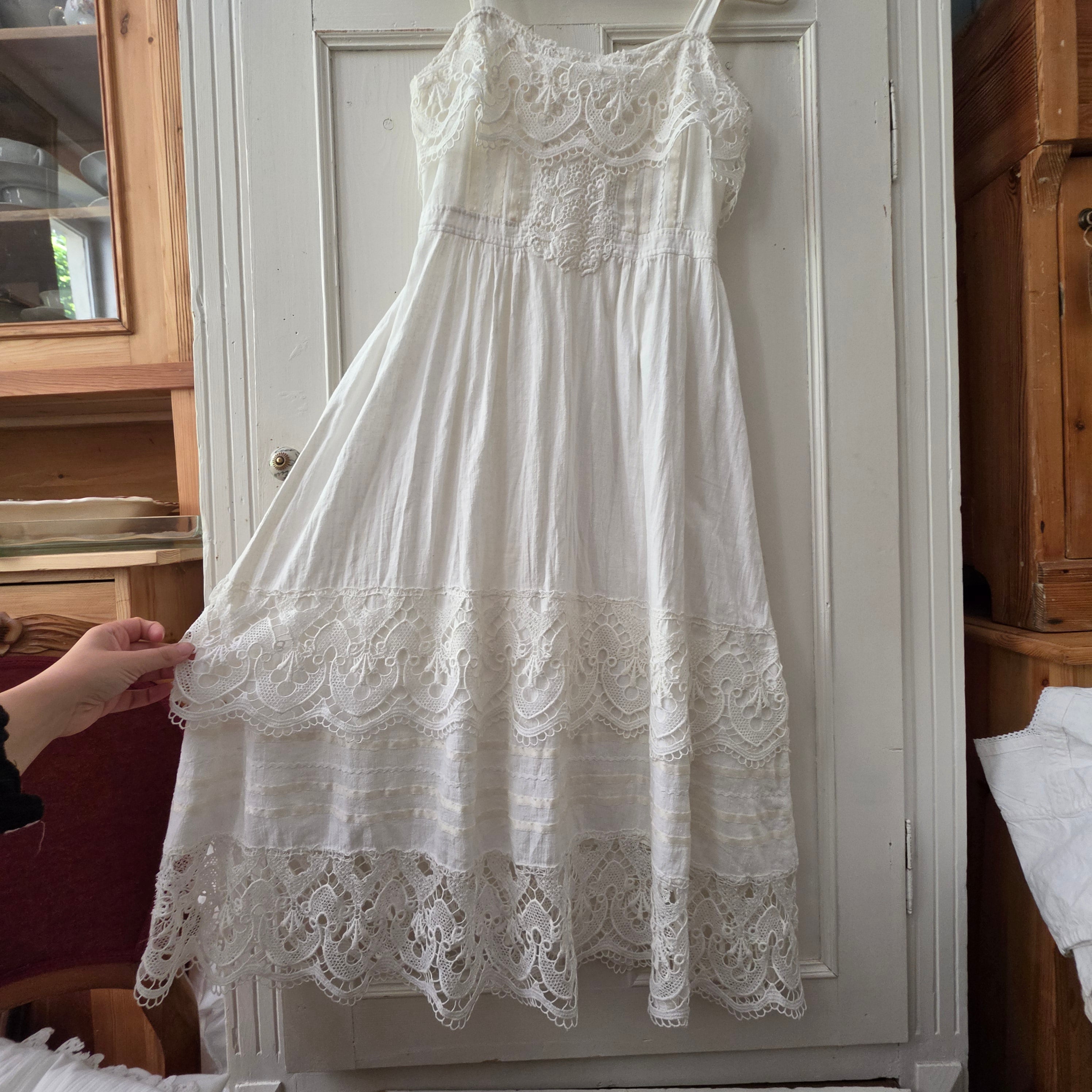 Romantisches Vintage Trägerkleid – Weißes Halbleinen & Spitze (Handgemachtes Unikat)