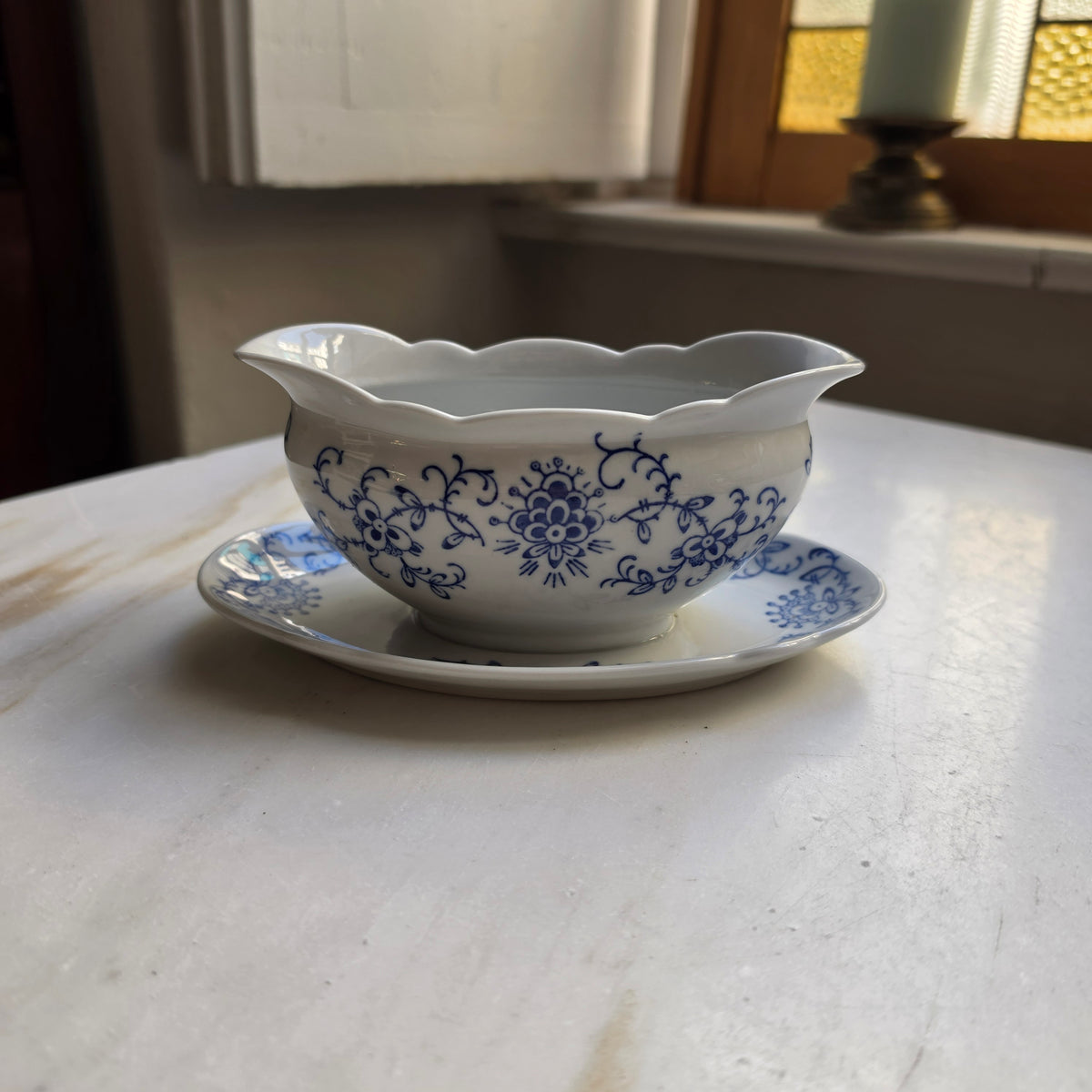 Antike Sauciere blau weiß mit festem Unterteller Porzellan Kalk in Eisenberg/Thüringen