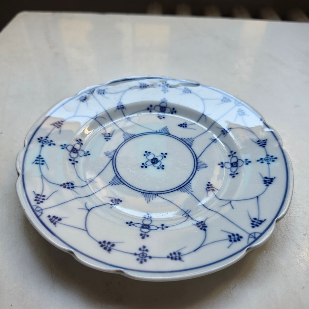 Antiker Porzellanteller mit blau-weißem Strohblumenmuster / Musselmalet – Unterglasurdekor