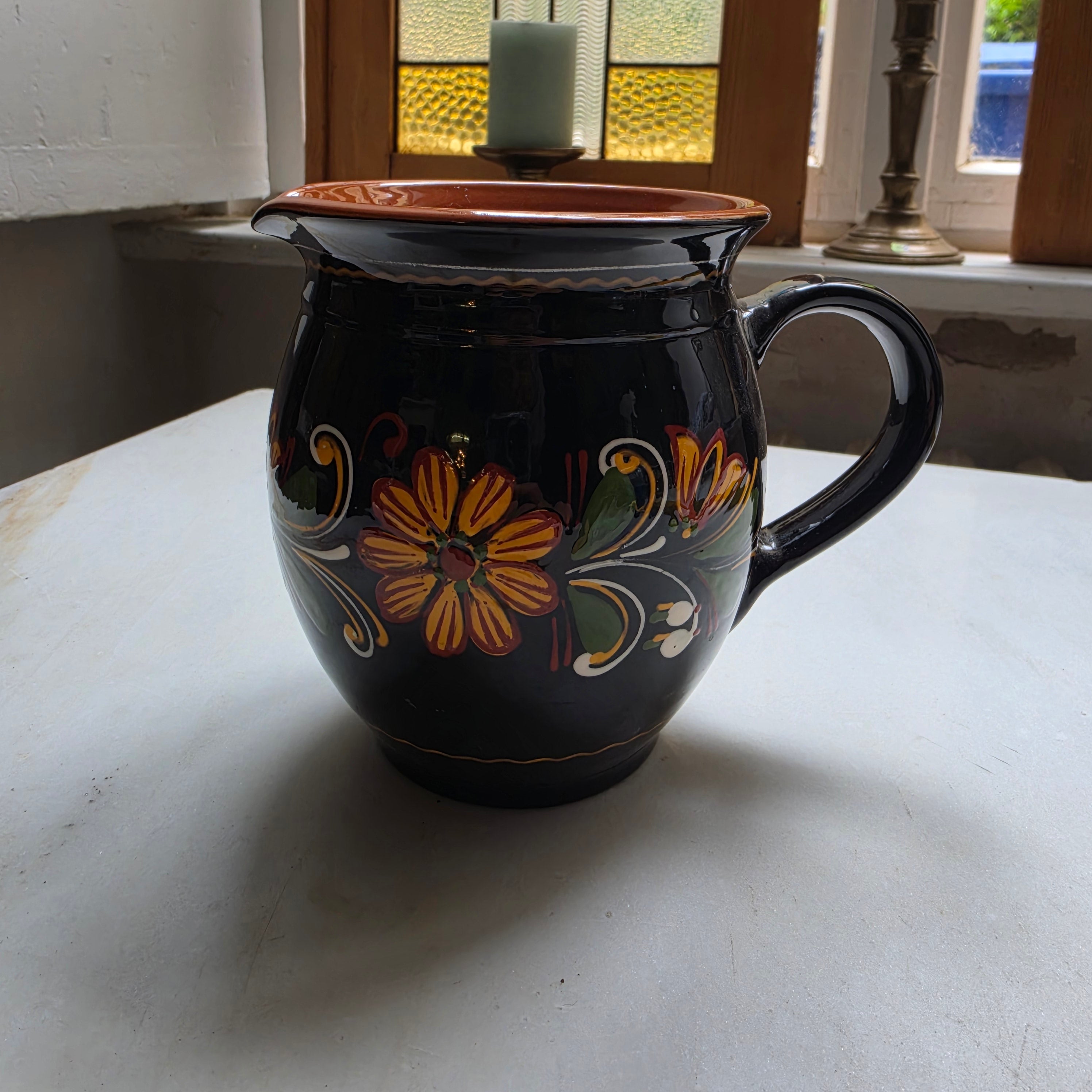 Vintage Krug mit Henkel - Handbemalt mit Blumen - schwarz