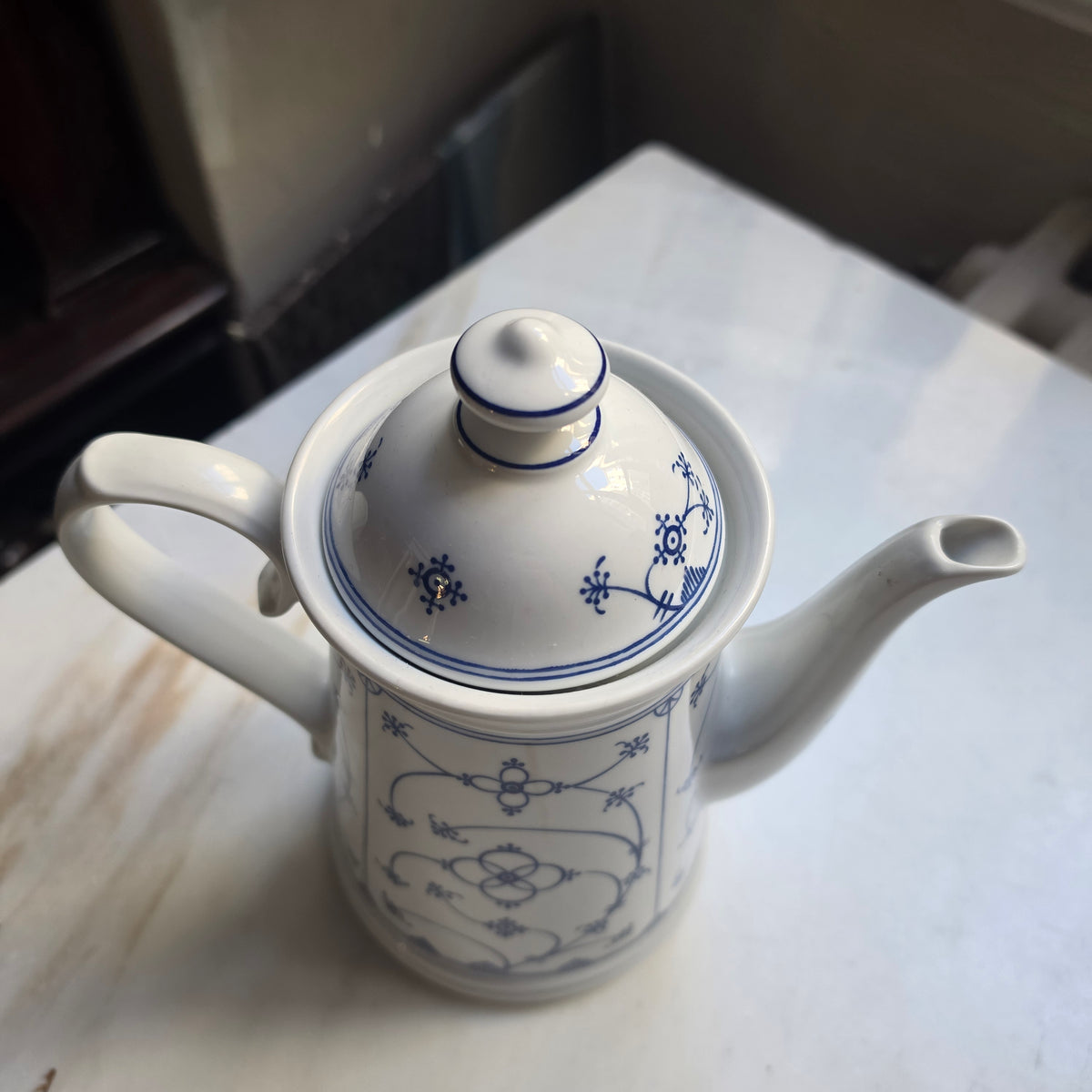 Klassische Porzellan-Kaffeekanne - Teekanne mit Zwiebelmuster Form Marienbad