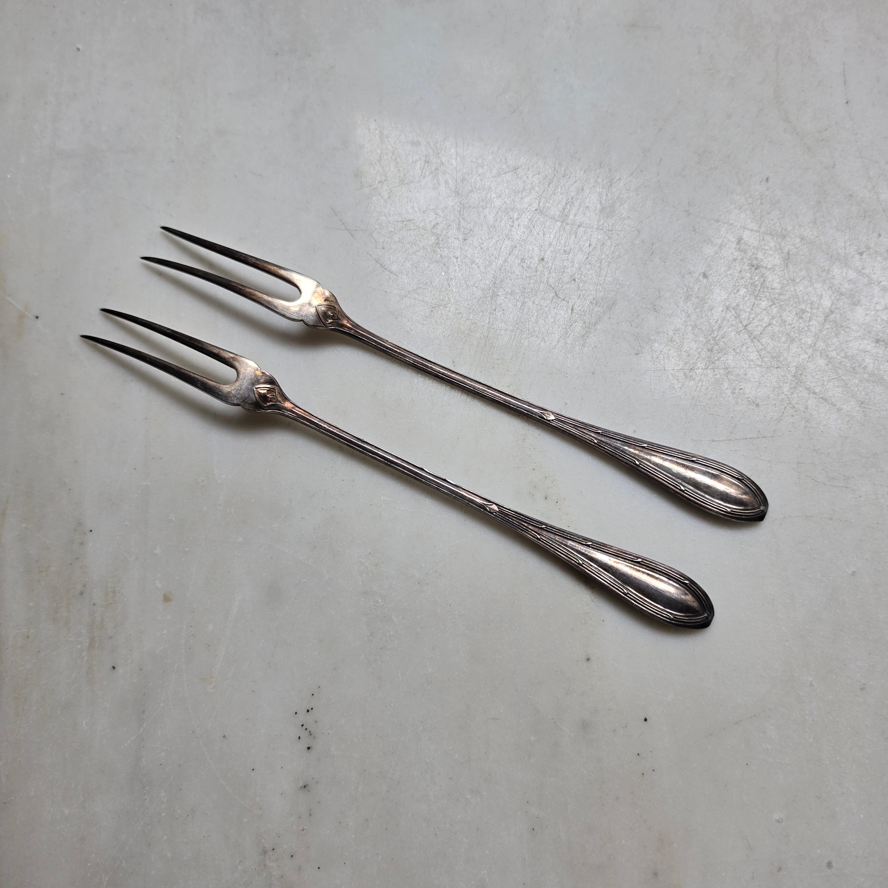 Antikes 2er-Set Aufschnittgabeln - Zitronengabeln – Versilbert mit feiner Patina