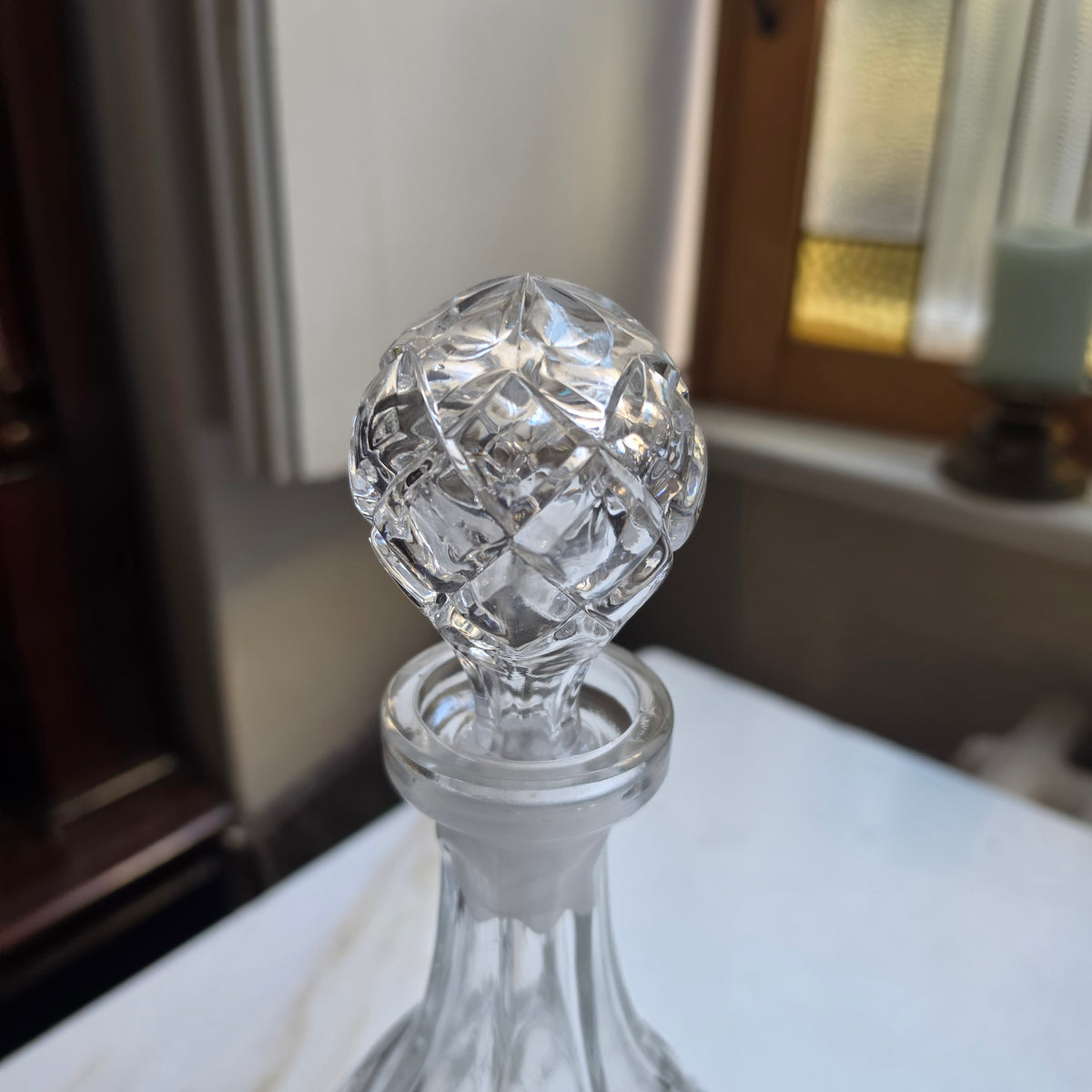 Edle Vintage Kristallkaraffe mit Schliffmuster – Elegant geschnittene Glaskaraffe mit Passstopfen