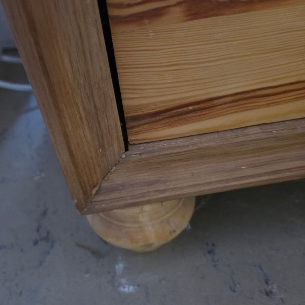 Antike Weichholz-Kommode aus Massivholz – Jugendstil von 1920