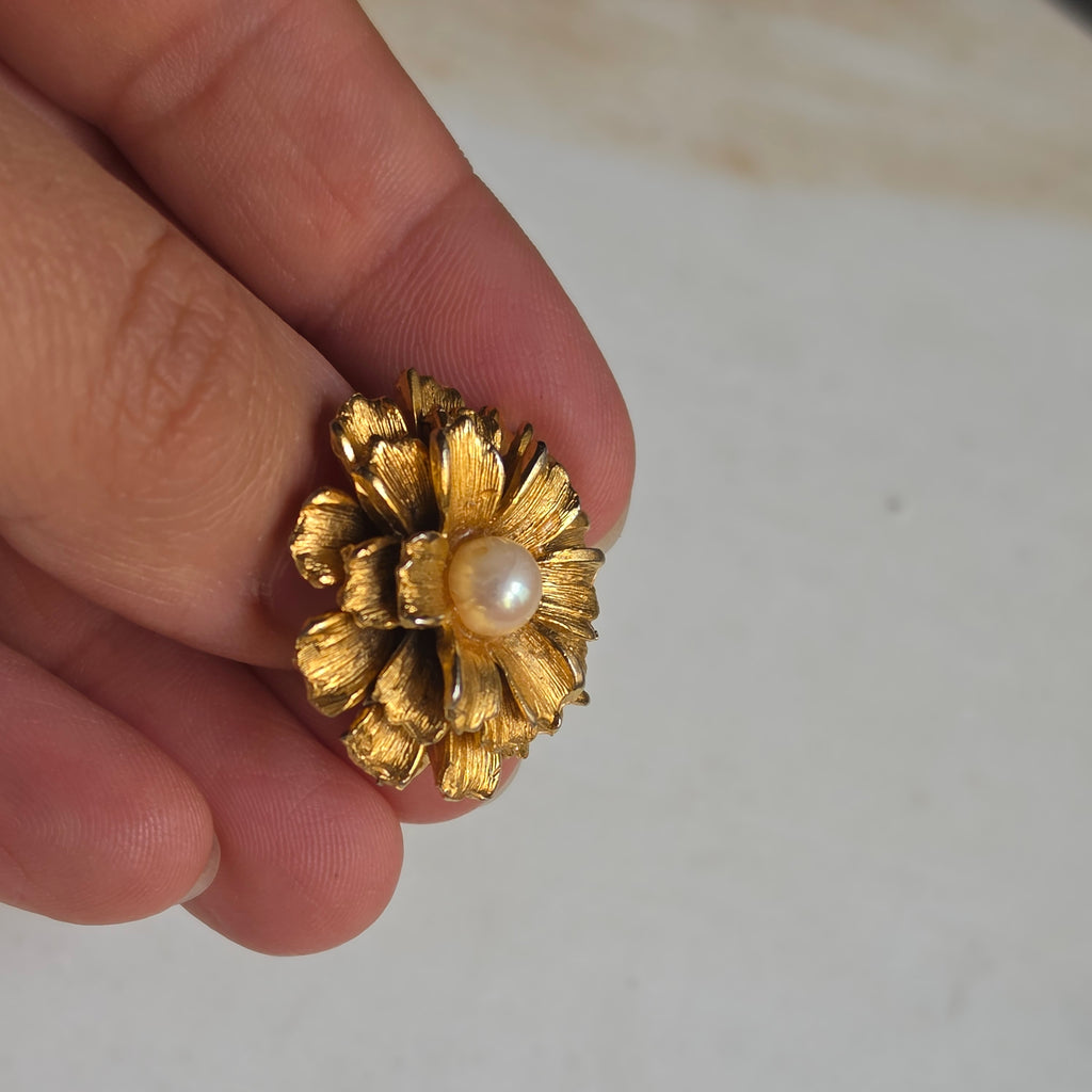 Vintage Blüten-Brosche mit echter Perle – Goldfarbene Anstecknadel 60er Jahre