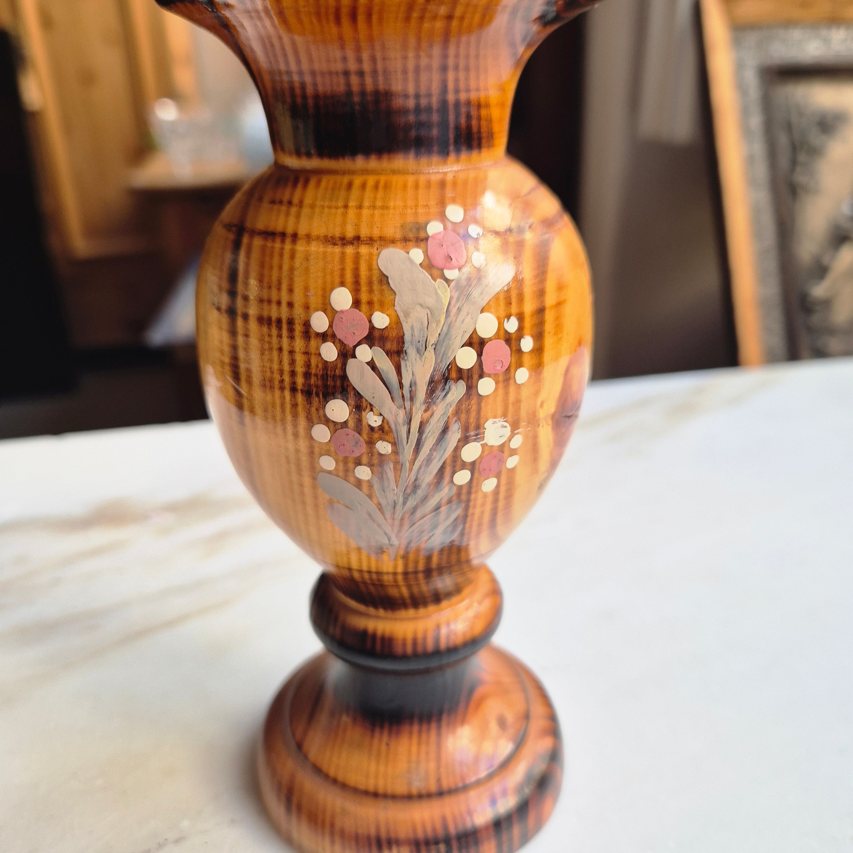 Handbemalter Kerzenständer aus Holz im rustikalen Design