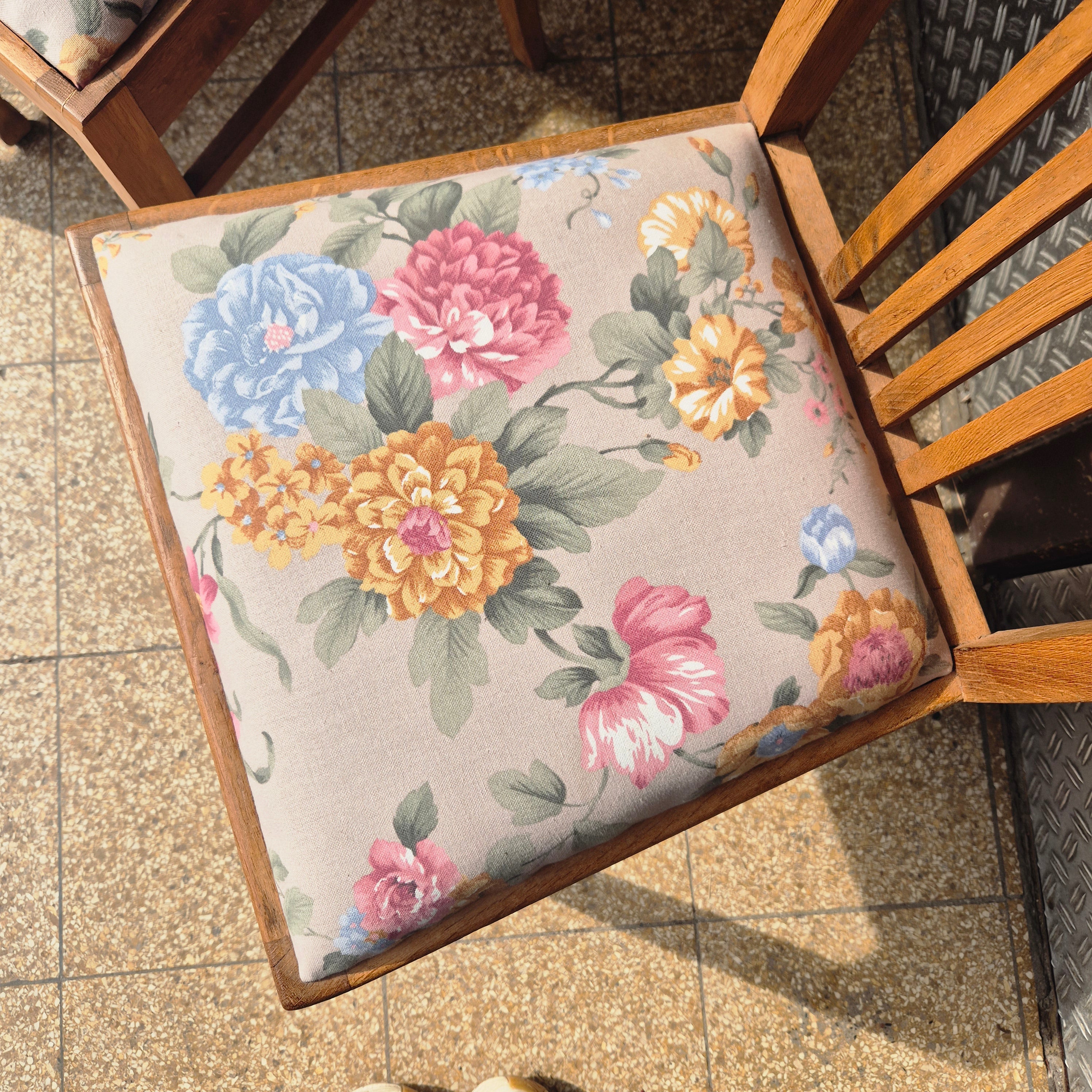 Jugendstil Stuhl Eiche Vollholz Küchenstuhl aufgearbeitet mit Blumenschnitzerein & neuem Polster