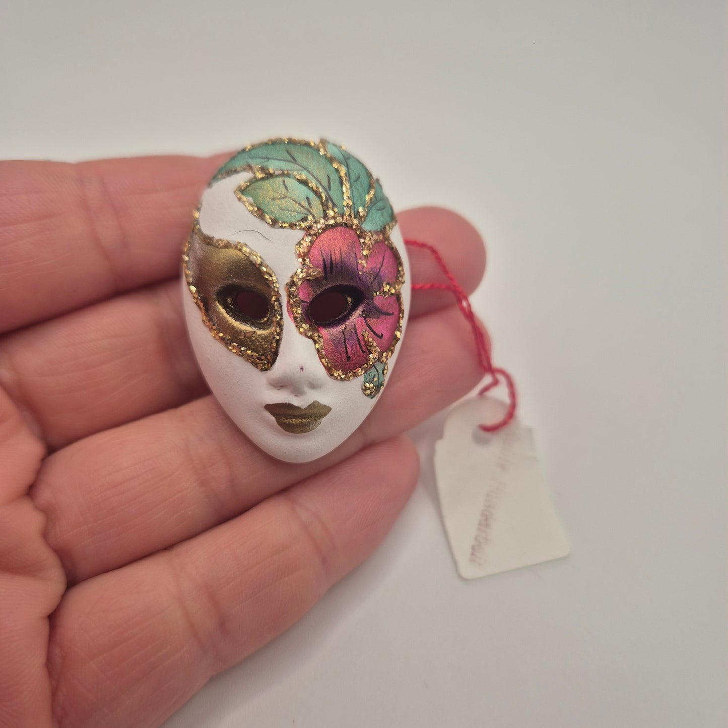 Wunderschöne venezianische Masken-Brosche | Handgemacht | Keramik Unikat