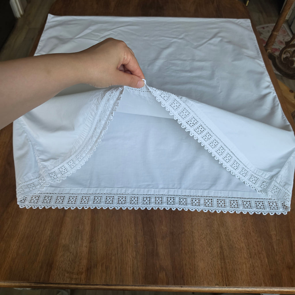 Antiker Baumwoll-Kissenbezug mit handgearbeiteter Klöppelspitze & Monogramm - Reine weiße Baumwolle 80x80cm