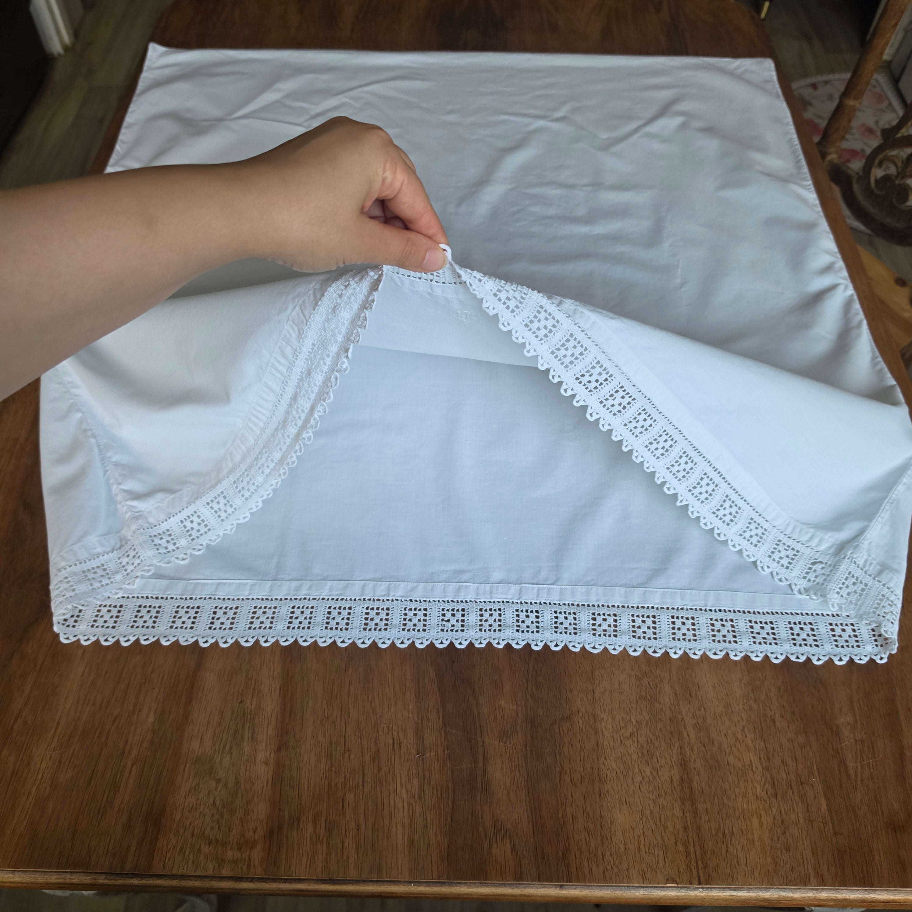 Antiker Baumwoll-Kissenbezug mit handgearbeiteter Klöppelspitze & Monogramm - Reine weiße Baumwolle 80x80cm