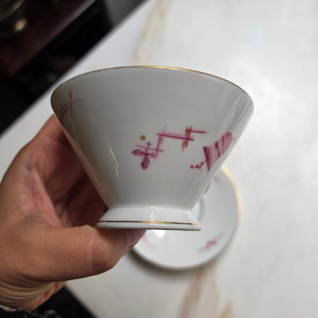 Vintage Porzellan-Tasse mit Untertasse – Beerenrosa & Golddekor - Mid-Century Elegant