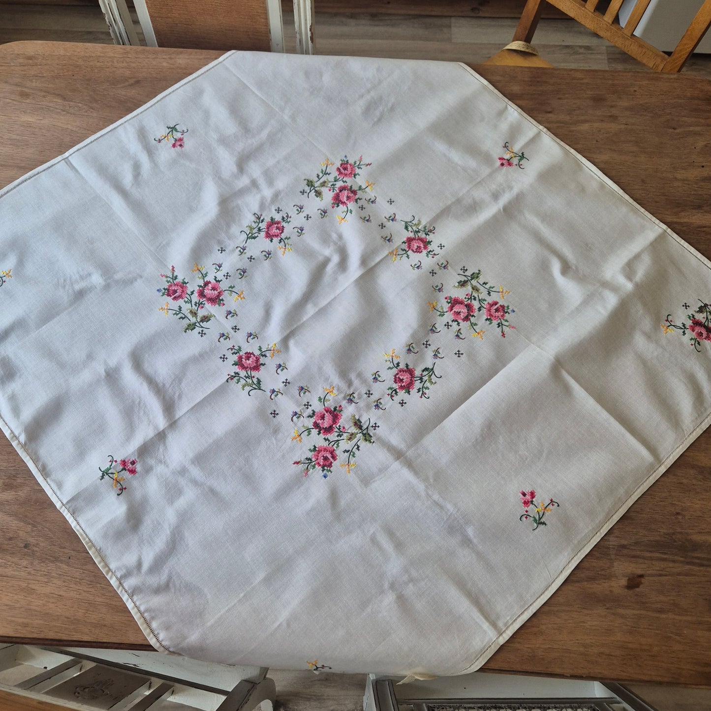 Vintage WEST GERMANY Tischdecke bestickt mit Rosen Handgemacht KADEWE 80x80cm