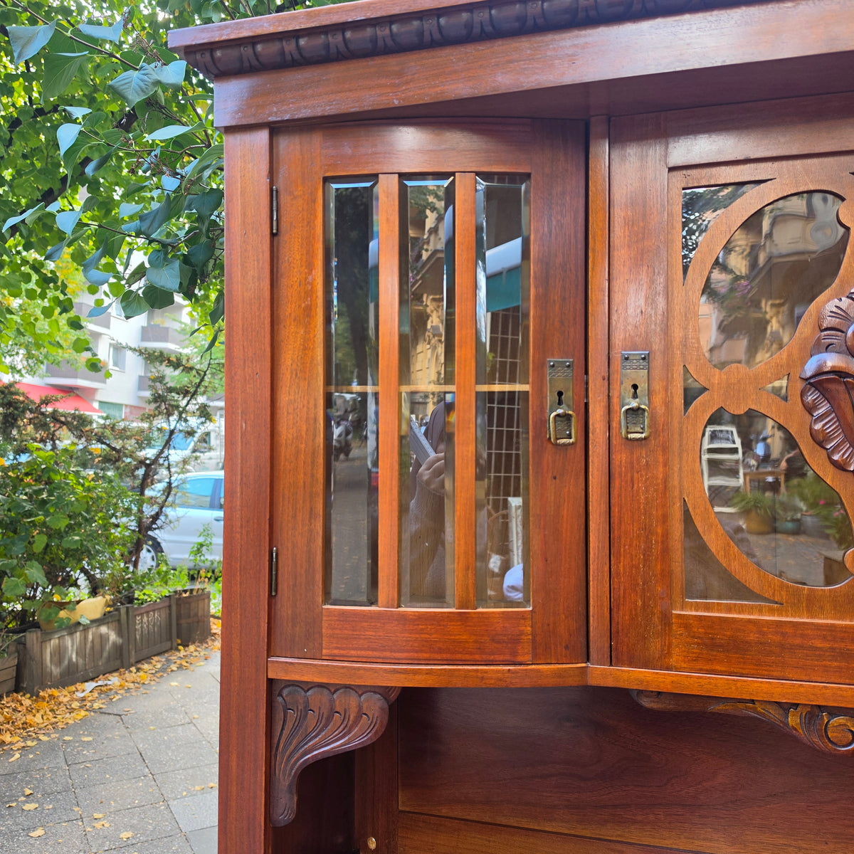 Antikes Küchenbuffet aus Echtholz – Jugendstil Anrichte mit Vitrine & Schnitzereien