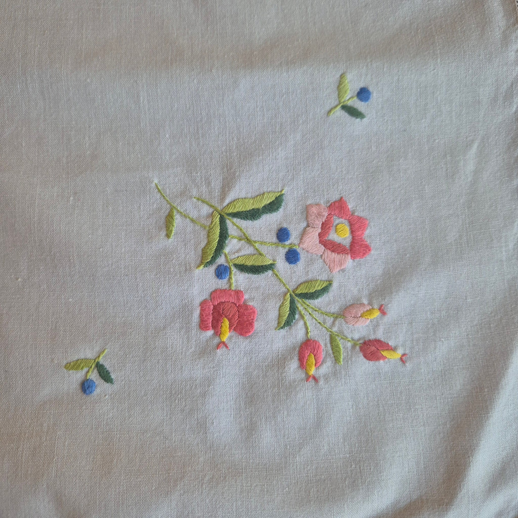 Vintage Tischdecke Baumwolle mit Blumenstickerei und durchbrochener Spitze 83x83cm