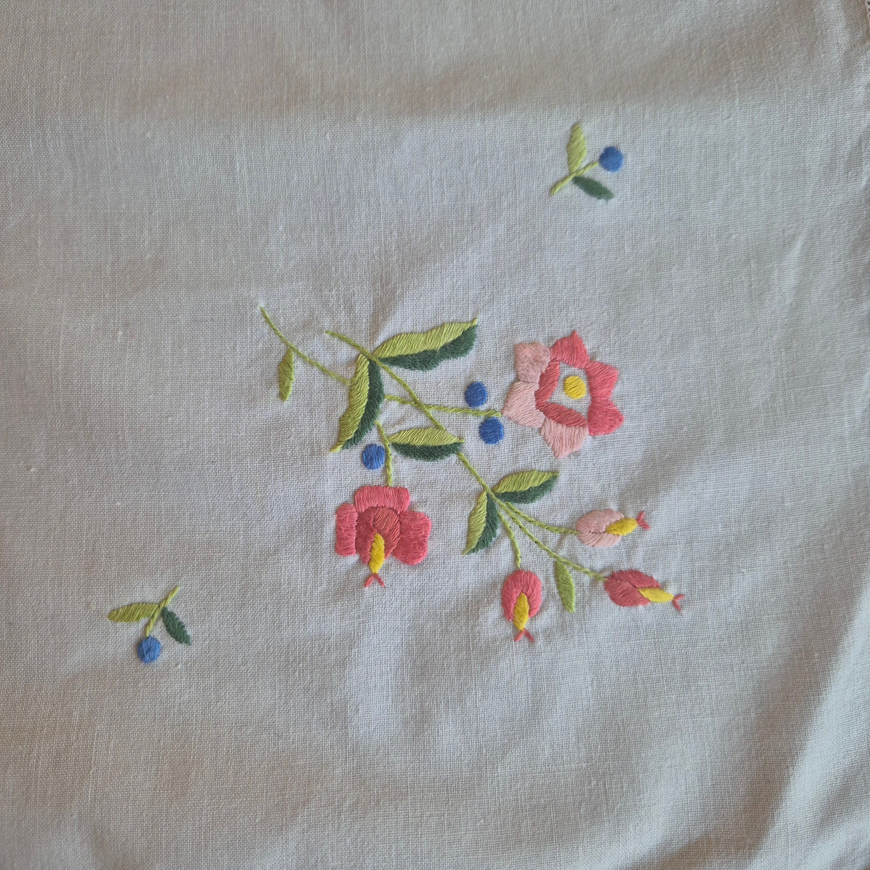 Vintage Tischdecke Baumwolle mit Blumenstickerei und durchbrochener Spitze 83x83cm