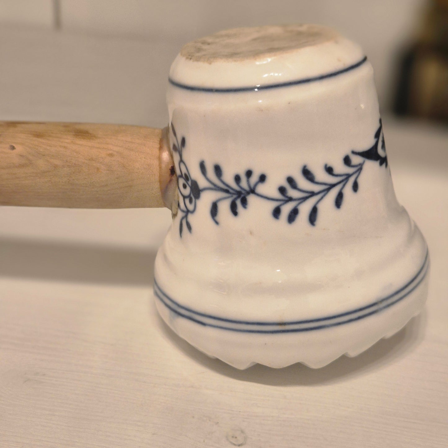Antiker Fleischhammer Porzellan Holzgriff Blau Weiß Zwiebelmuster Küchendeko