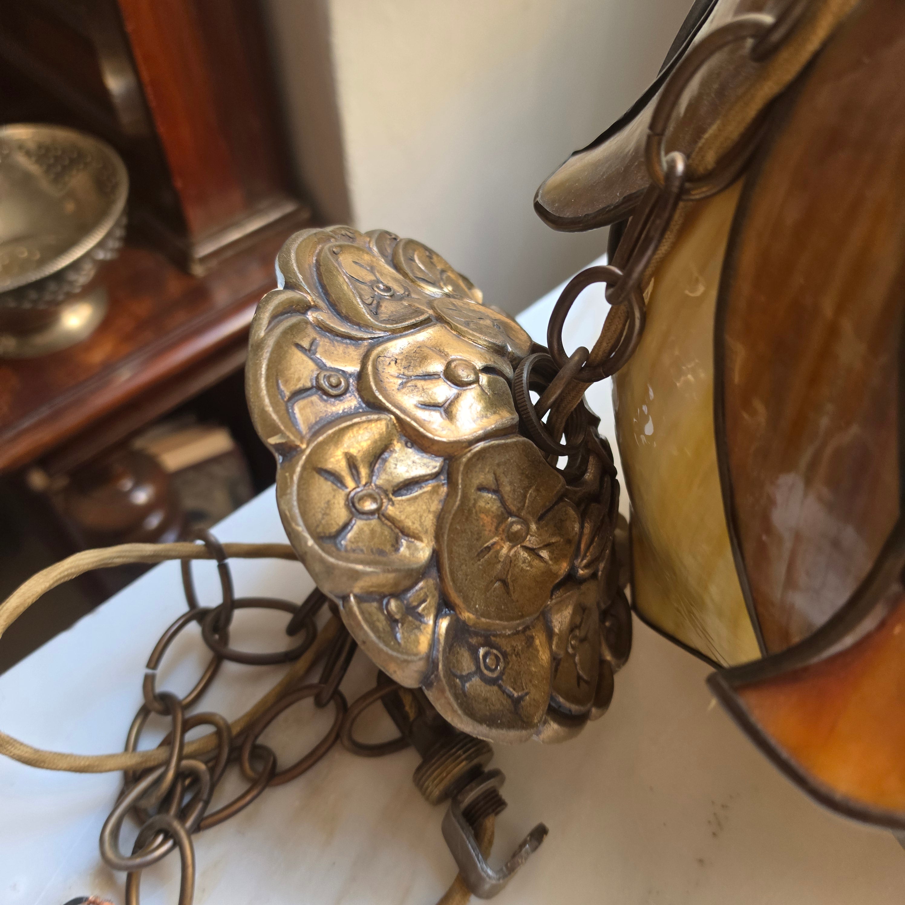 Vintage Tiffany-Stil Hängelampe Lotusblüte / Art Déco Pendelleuchte aus Buntglas & Messing
