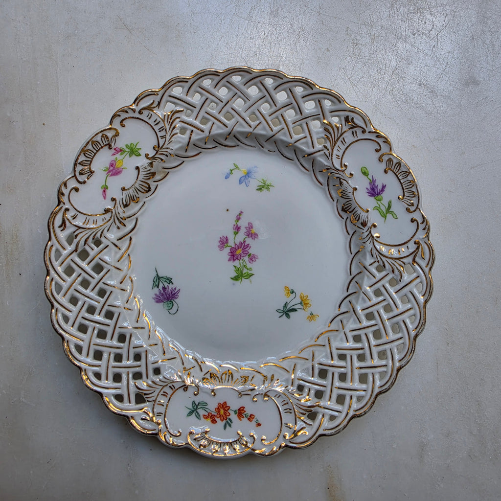 Antiker Durchbruchteller mit handgemalten Blumen – um 1900