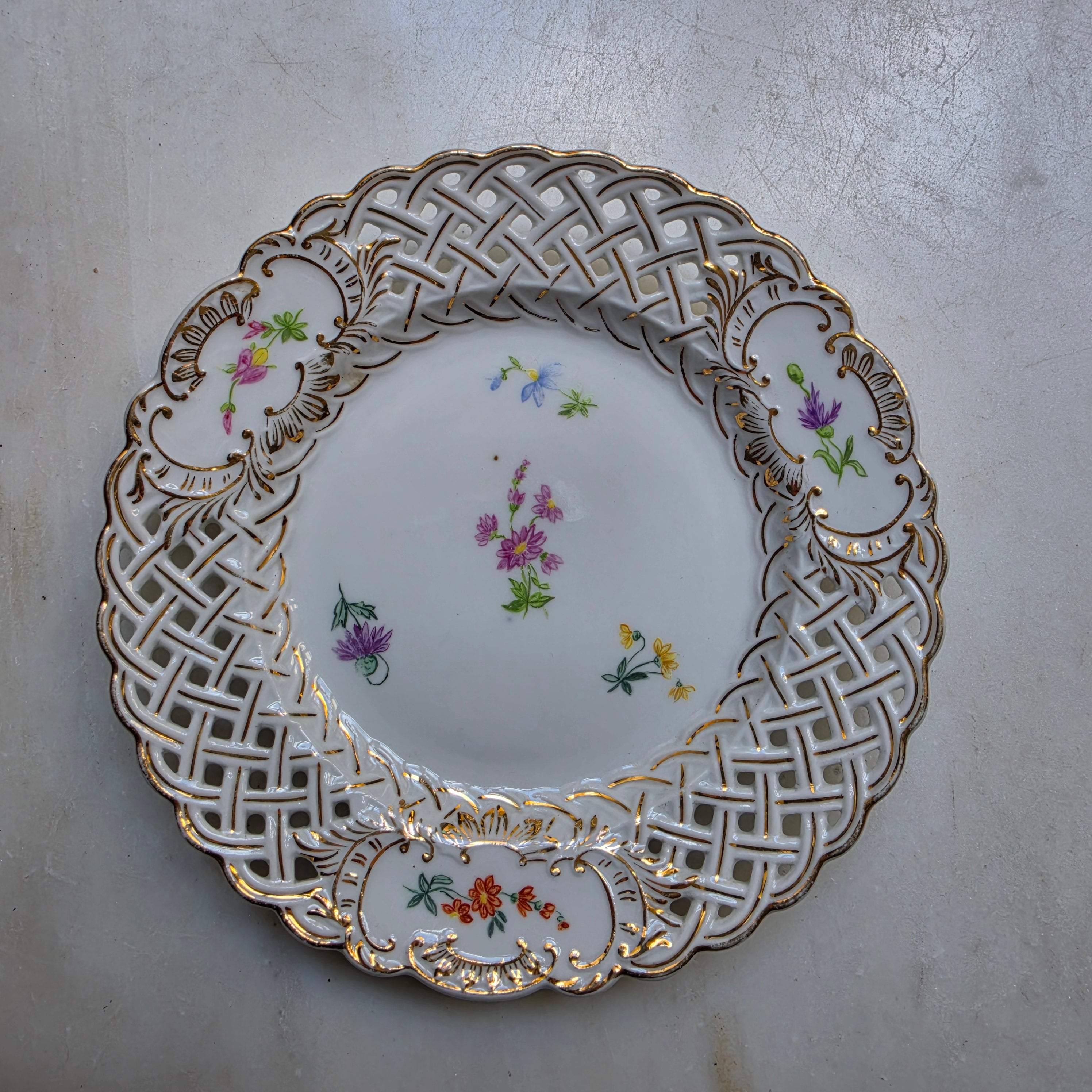 Antiker Durchbruchteller mit handgemalten Blumen – um 1900