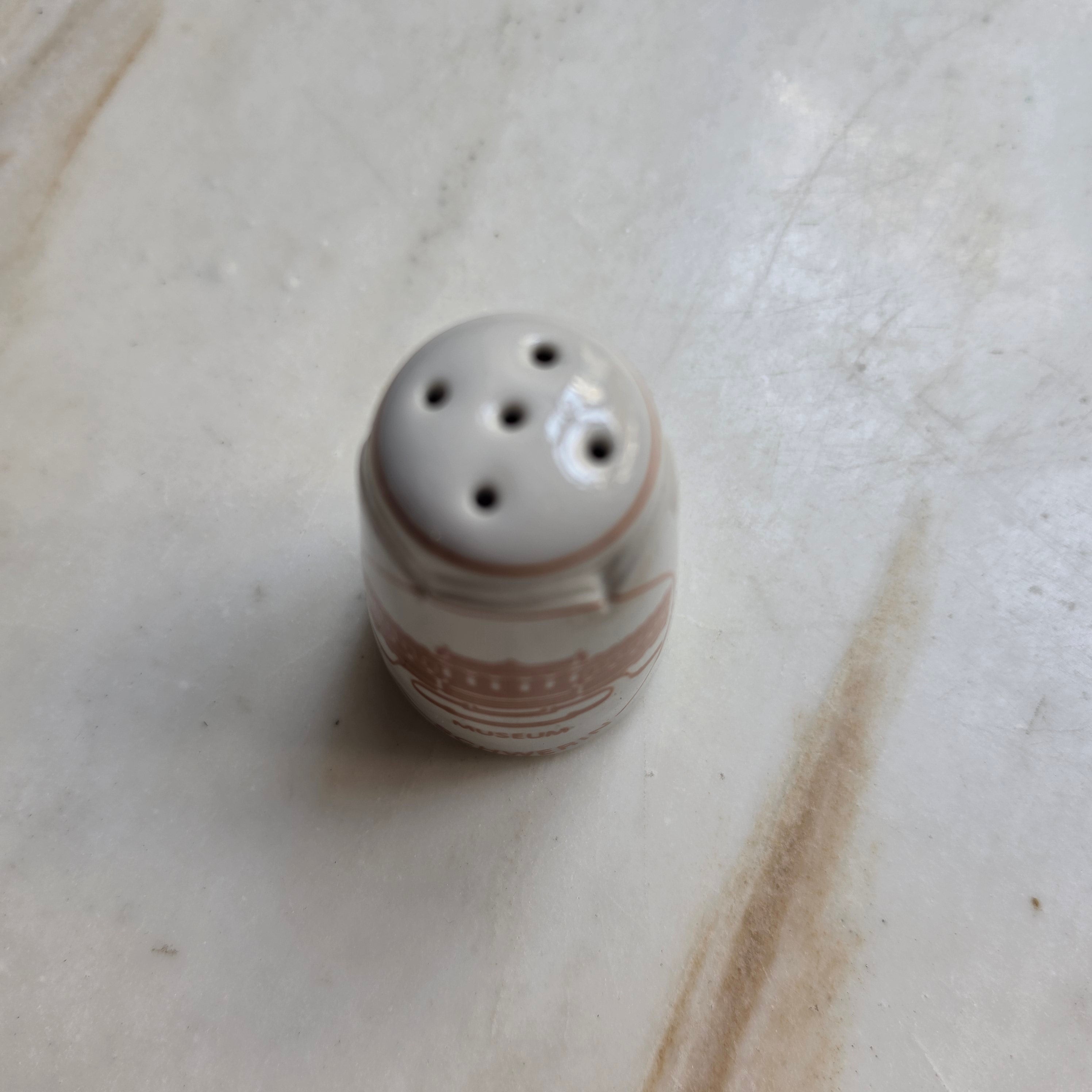 Vintage Porzellan Pfefferstreuer / Salzstreuer – „Museum Schwerin“ Souvenir