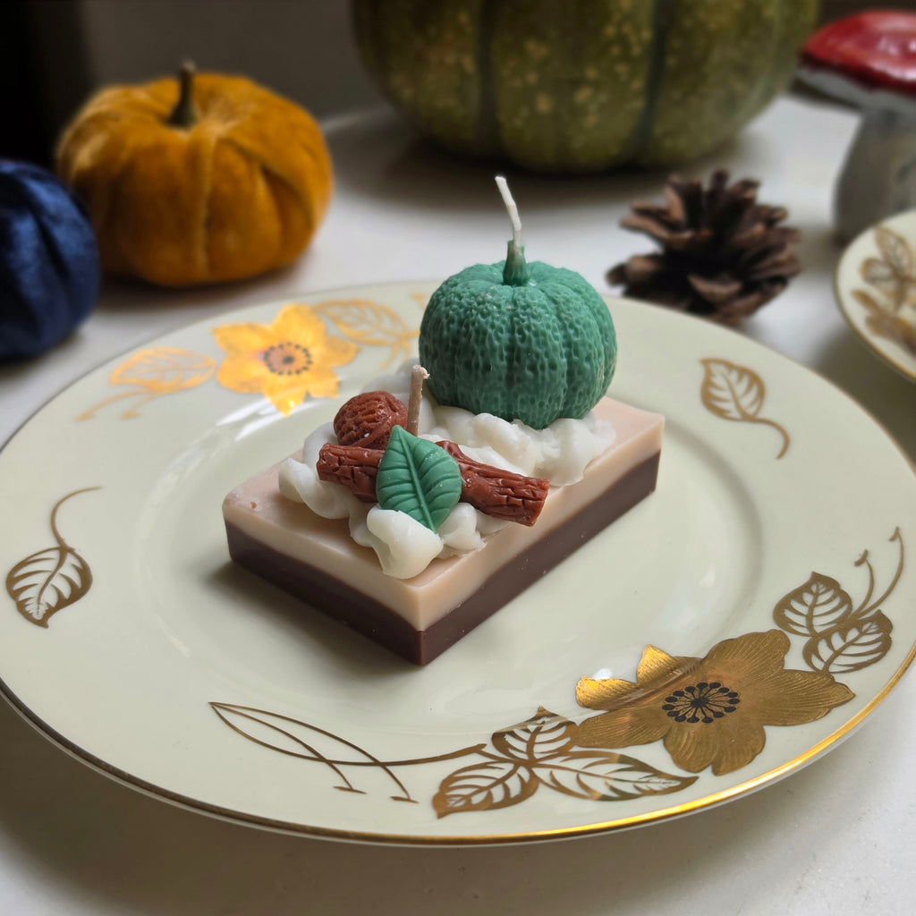 Handgemachte Sojawachs-Kerze „Pumpkin Pie Slice“ - Herbstliche Dessert-Kerze