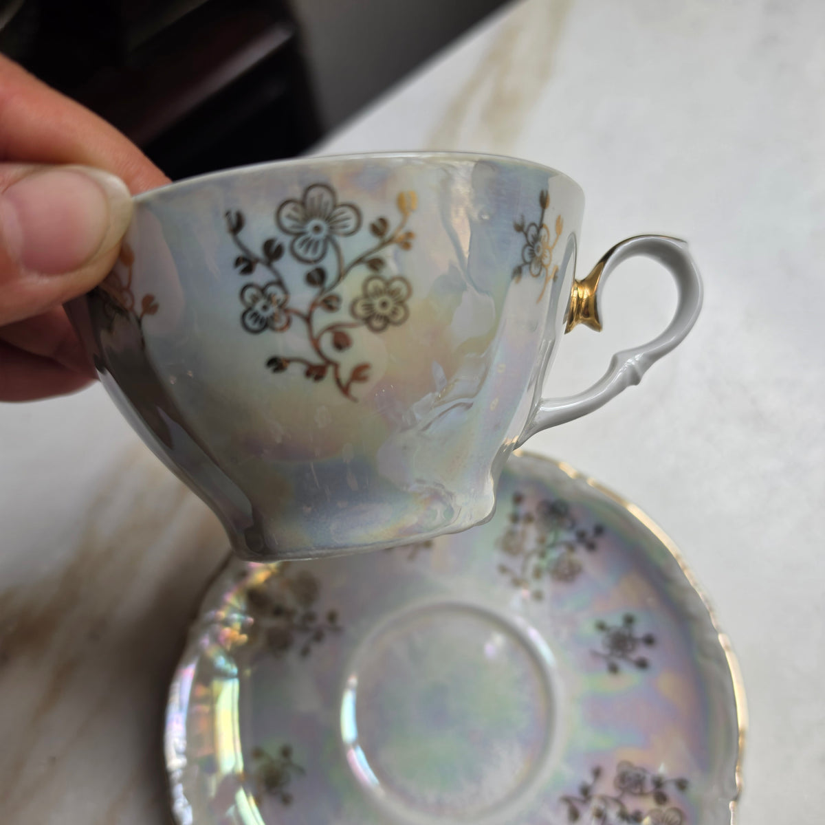 Vintage Kahla Porzellan Tasse mit Untertasse – Perlmutt-Luster mit Golddekor & Blütendekor - GDR