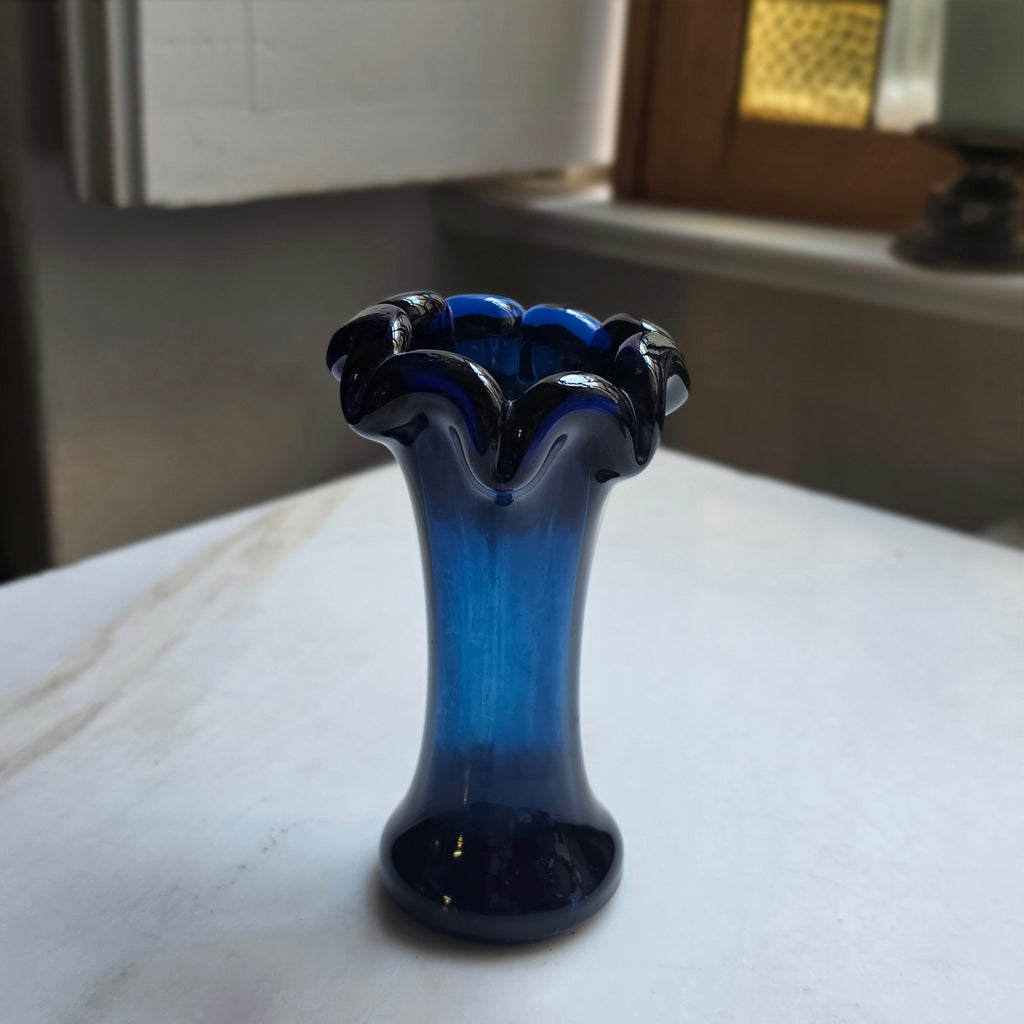 Elegante kleine Glasvase in Kobaltblau – Mundgeblasen - Vintage