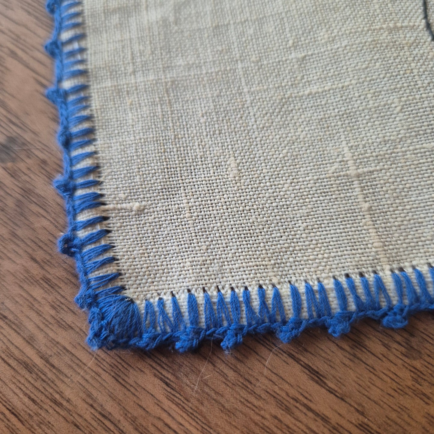 Kleines DDR Zierdeckchen Leinen Handgestickt 32x32cm