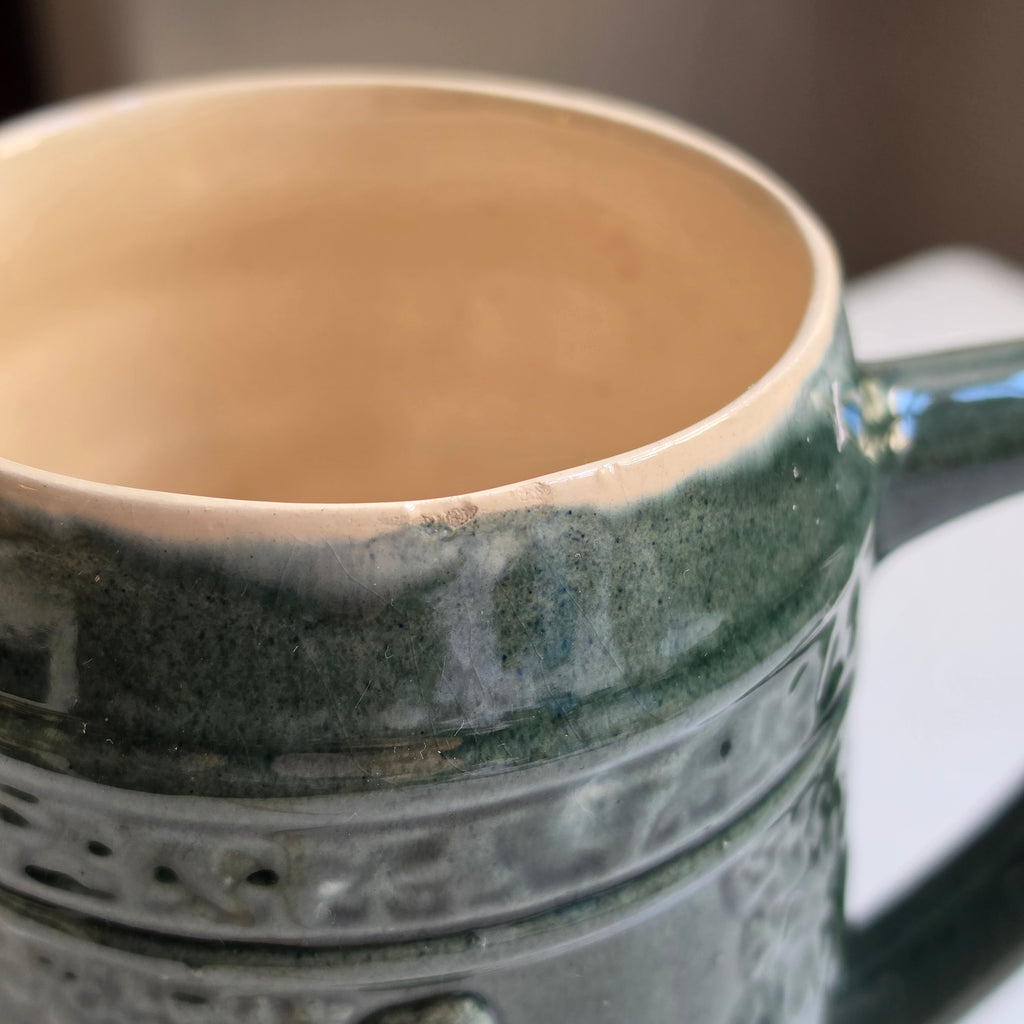 Rustikaler Vintage-Bierkrug aus Keramik – Dunkelgrün mit Relief-Jagdmotiv