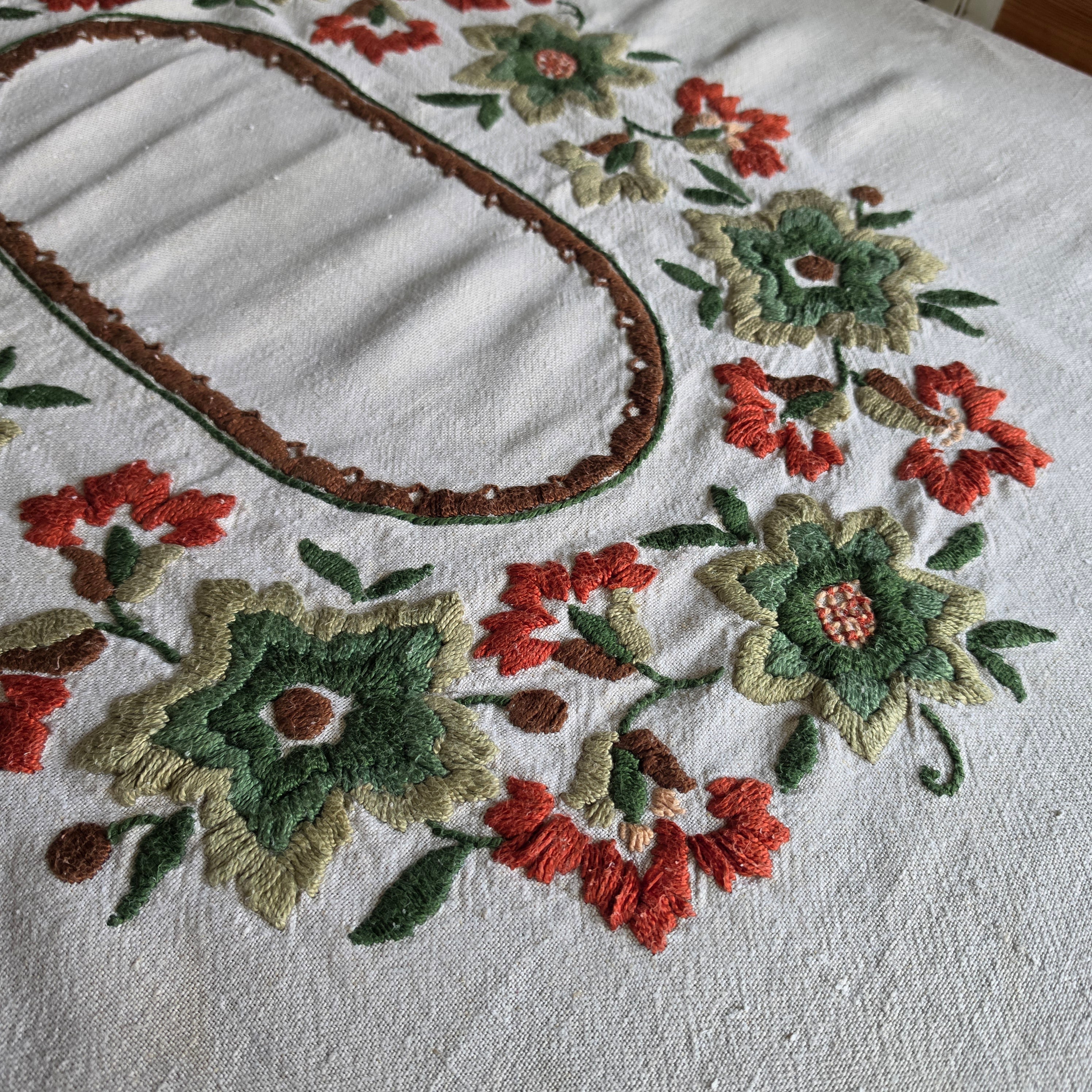 Vintage Leinen-Tischdecke Handgestickt - Rustikale Decke mit Floralem Kurbelstick-Muster 140x150cm