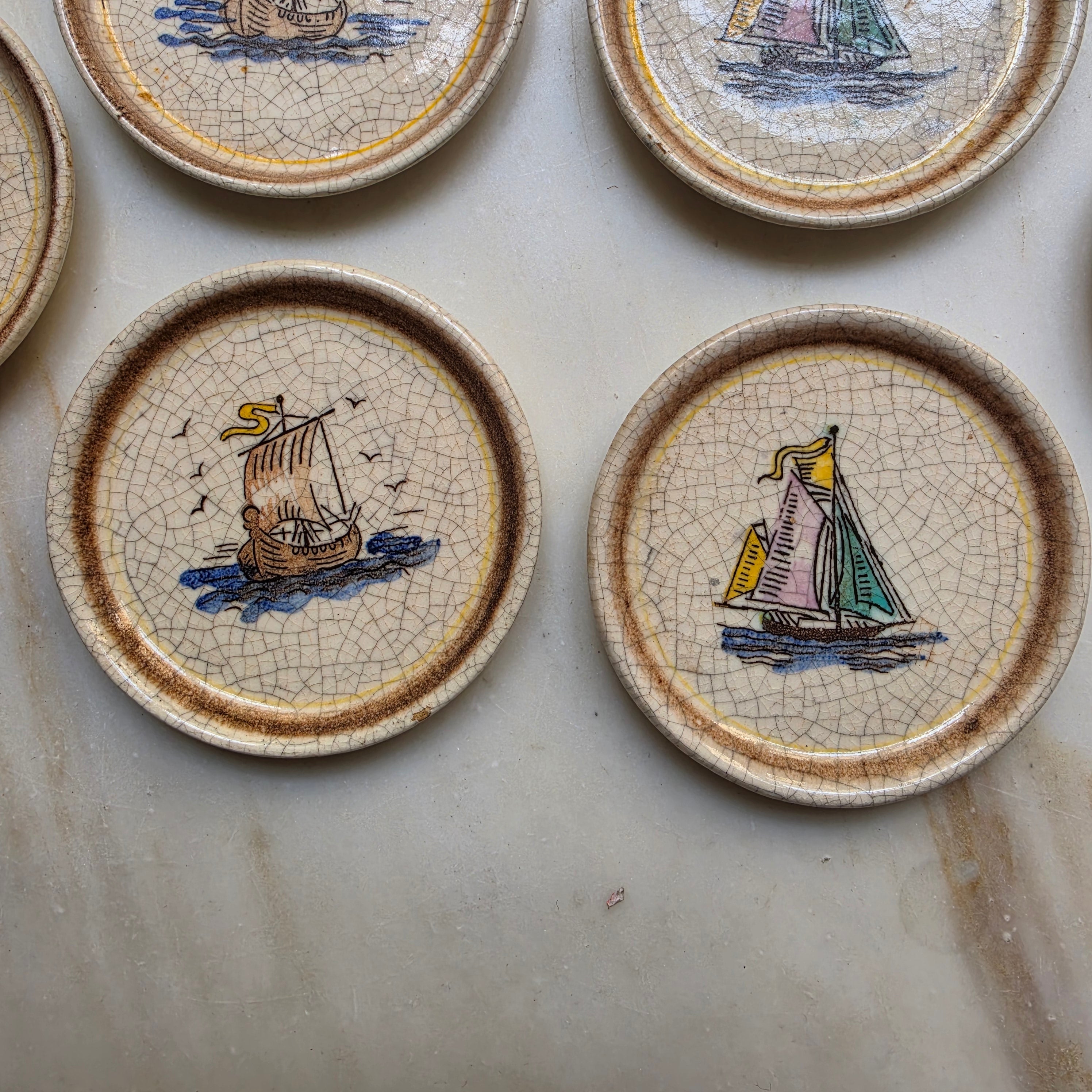 Vintage Keramik-Untersetzer Set „Maritim“ mit schmiedeeisernem Halter – 9-teilig – Mid-Century Craquelé