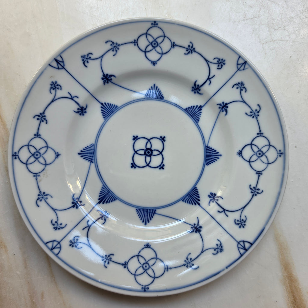 Edler Porzellanteller mit klassischem Strohblumenmuster / Zwiebelmuster – Blau-Weiß Vintage