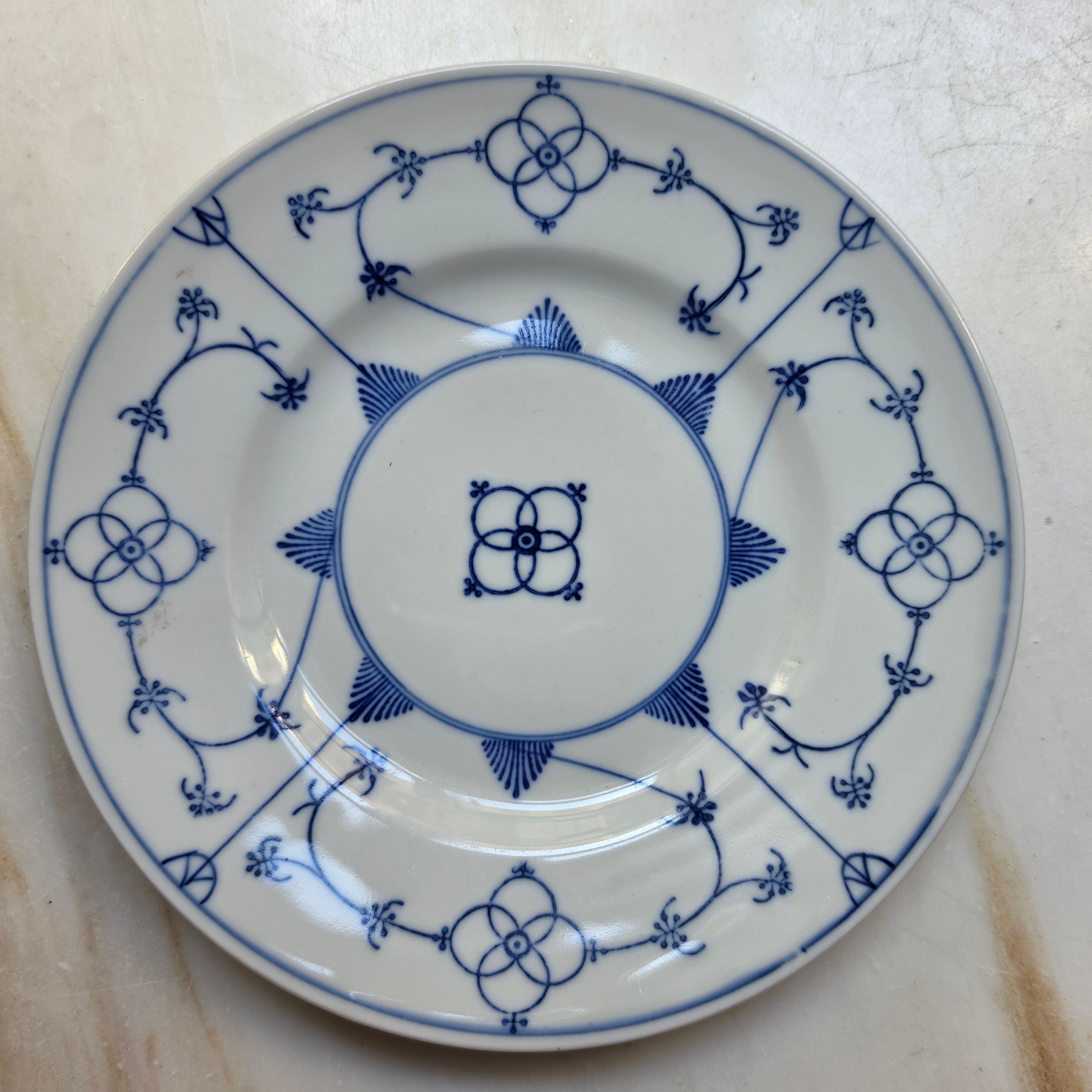 Edler Porzellanteller mit klassischem Strohblumenmuster / Zwiebelmuster – Blau-Weiß Vintage