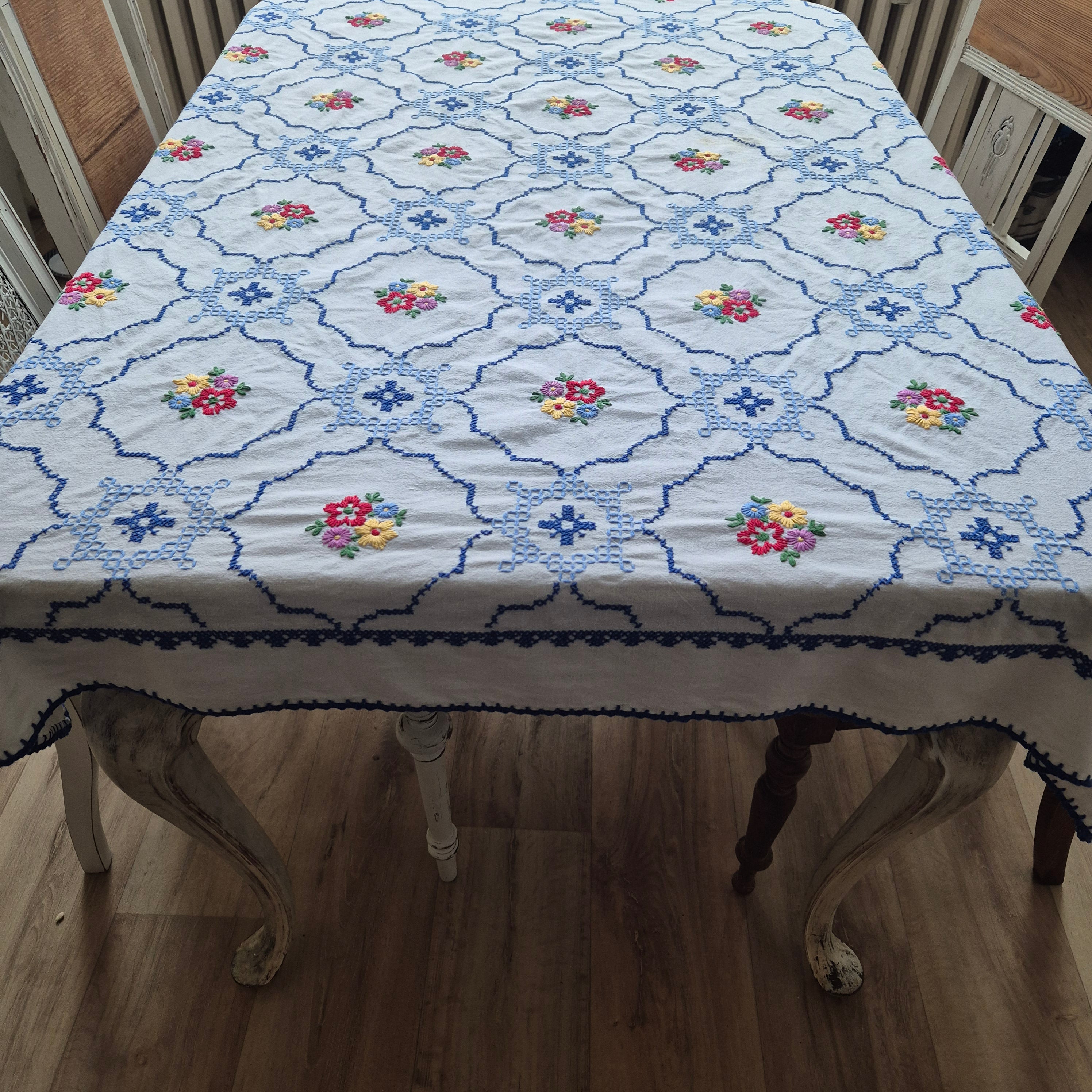 Antike Vintage Tischdecke blau weiß 125x160cm bestickt mit Rosen