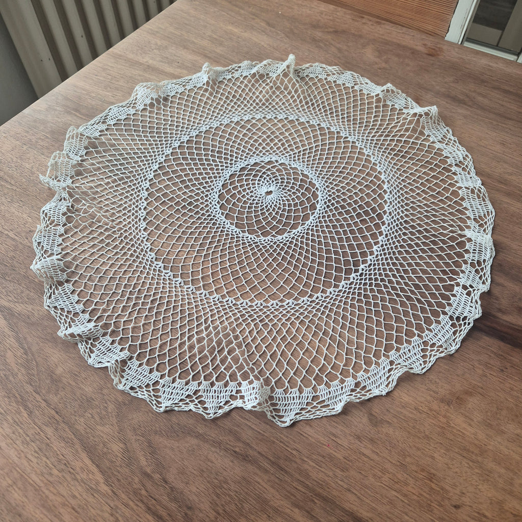 Antikes gehäkeltes / geklöppeltes Zierdeckchen weiß rund 54cm