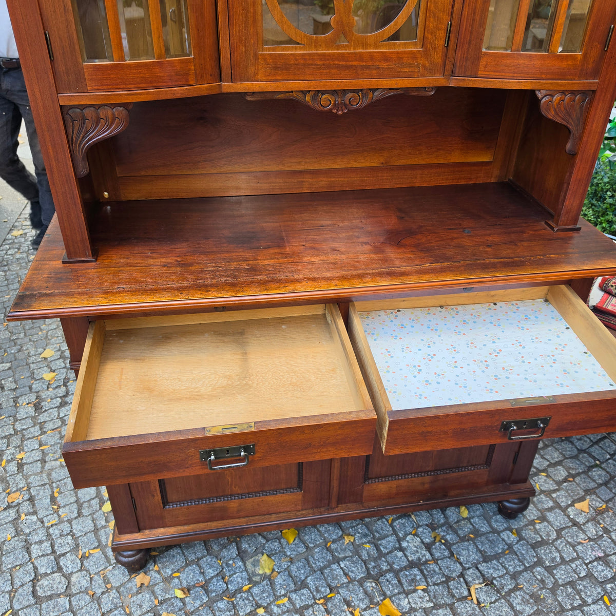 Antikes Küchenbuffet aus Echtholz – Jugendstil Anrichte mit Vitrine & Schnitzereien