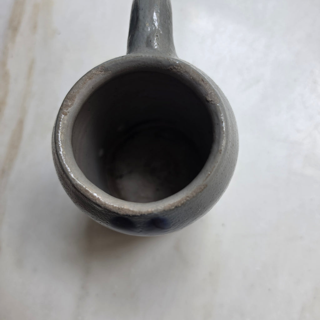 Vintage Steingut-Tasse in Grau mit blauer Handbemalung