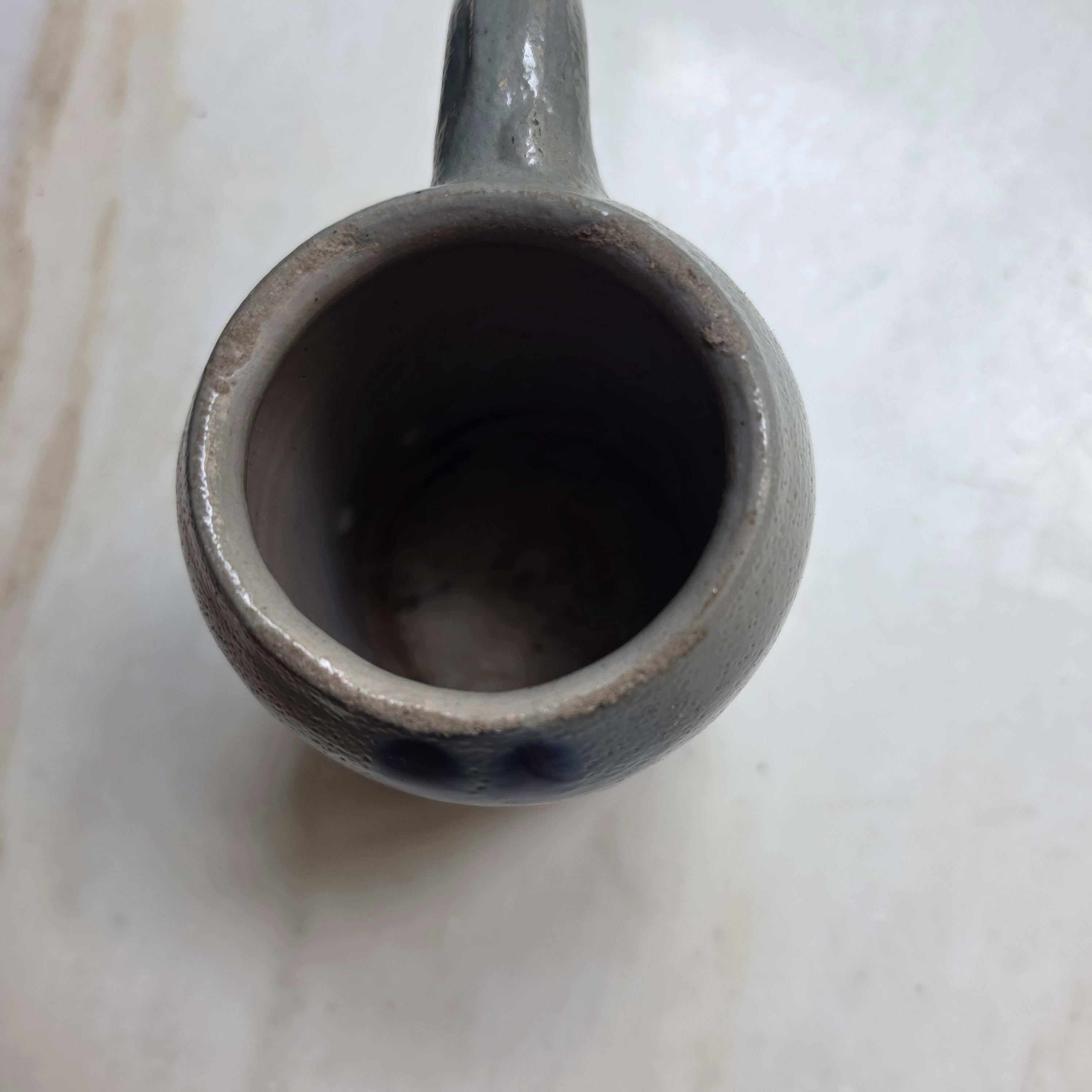 Vintage Steingut-Tasse in Grau mit blauer Handbemalung