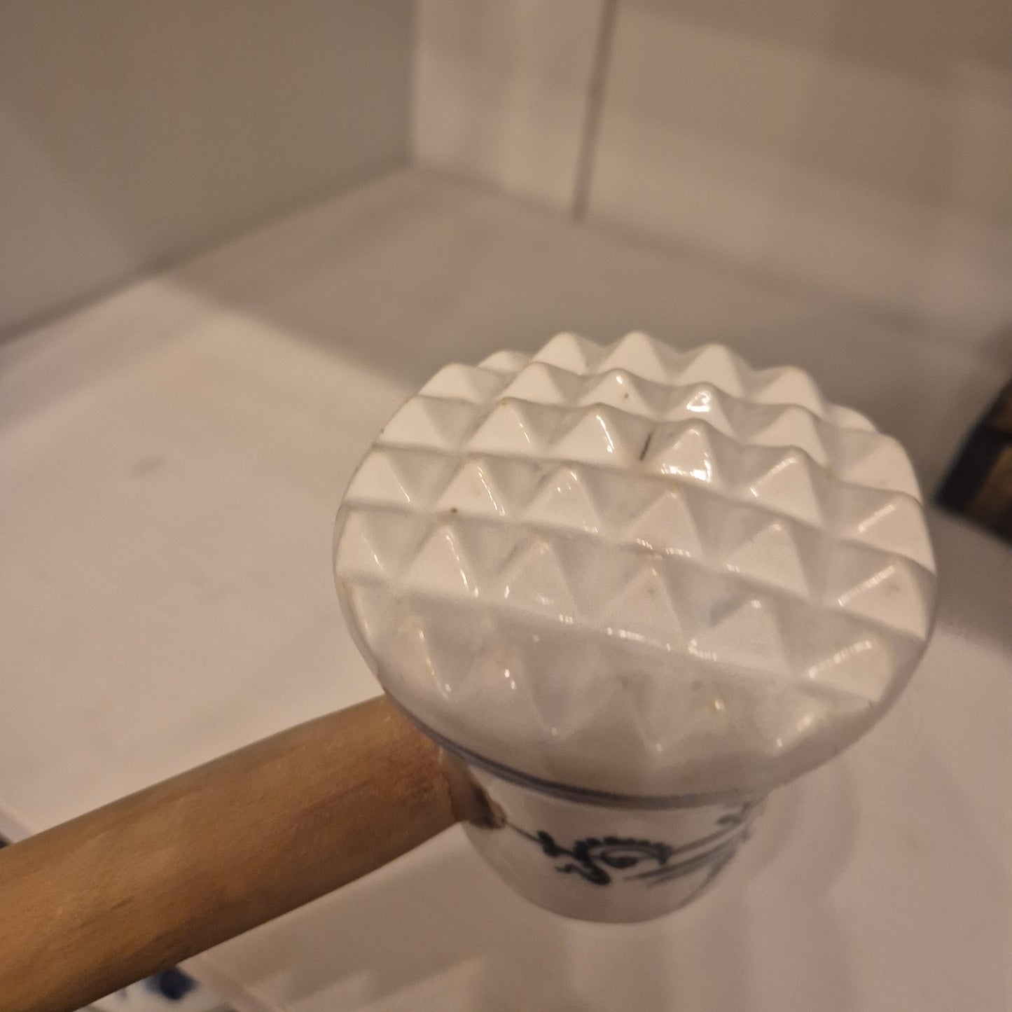 Antiker Fleischhammer Porzellan Holzgriff Blau Weiß Zwiebelmuster Küchendeko