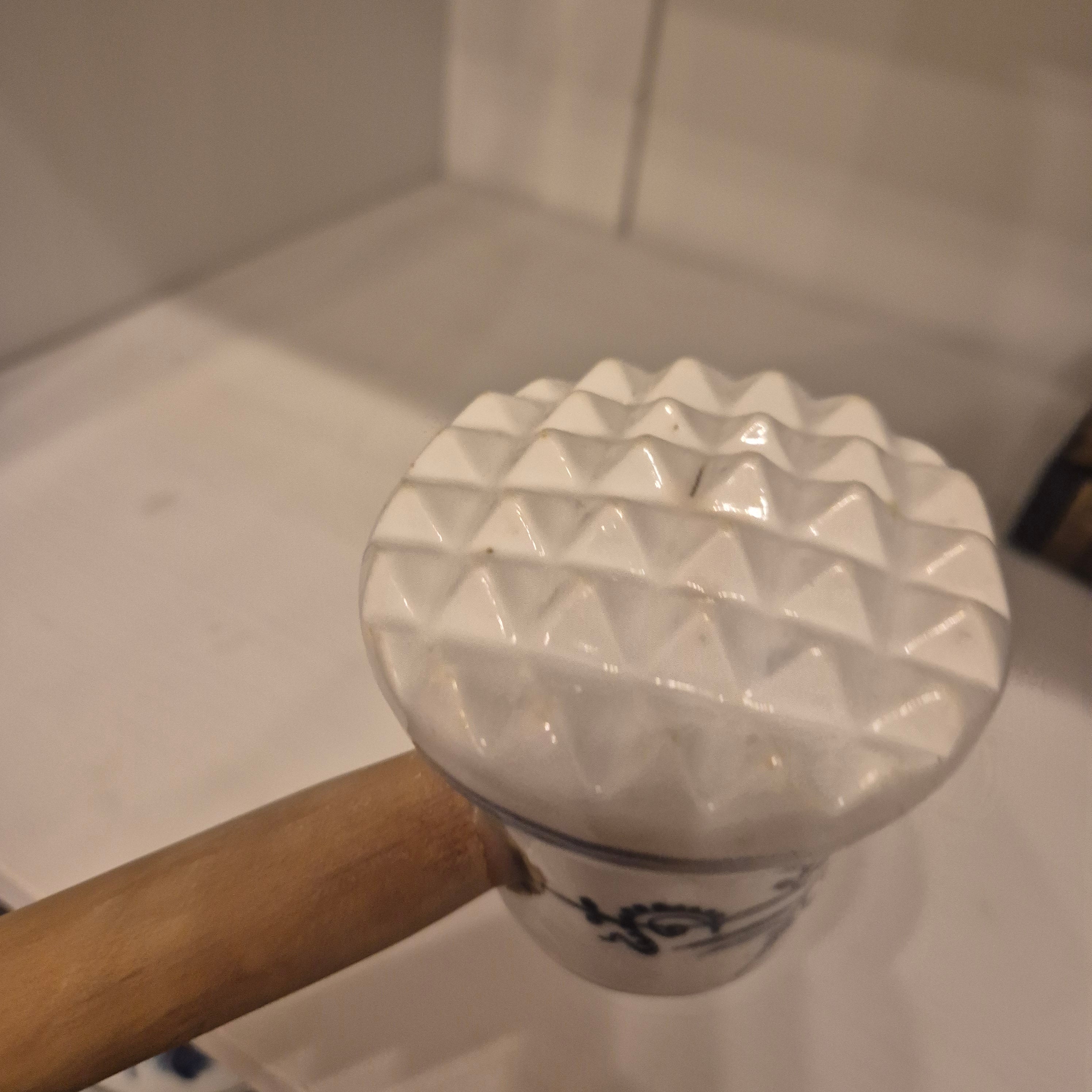 Antiker Fleischhammer Porzellan Holzgriff Blau Weiß Zwiebelmuster Küchendeko