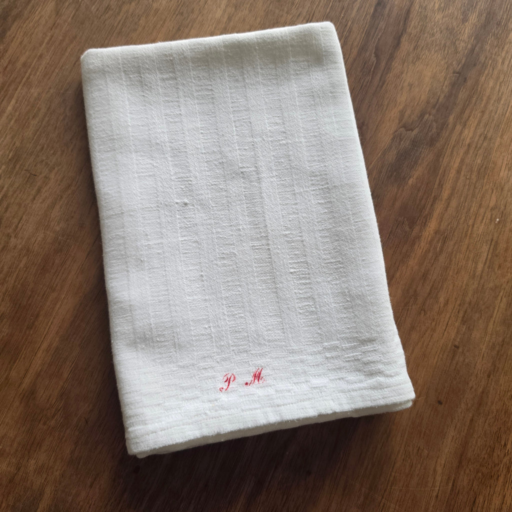 Vintage Leinen-Küchentuch mit rotem Monogramm "P M" - 50x100cm