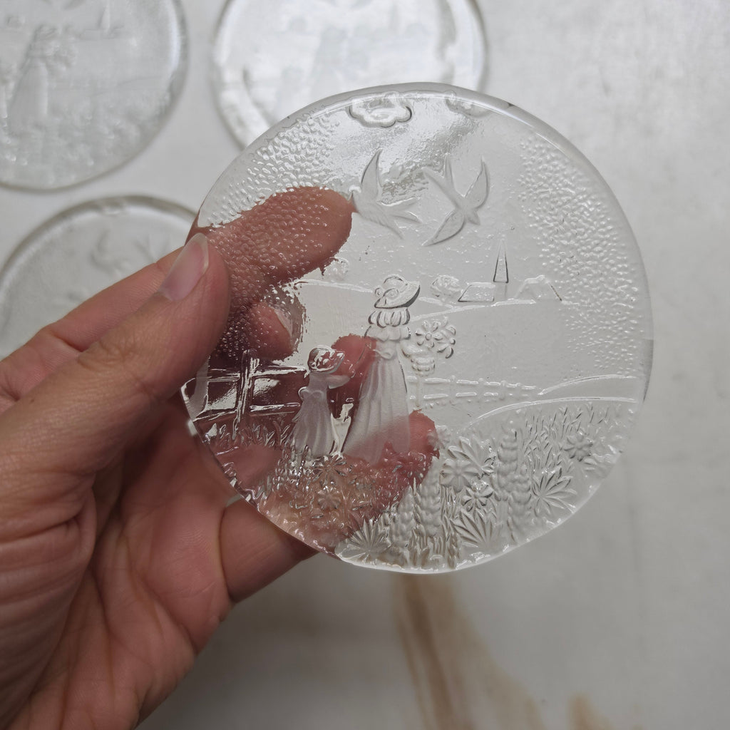 Vintage Glasuntersetzer Set 6-teilig – Feines Relief-Motiv mit Vögeln & ländlicher Szenerie