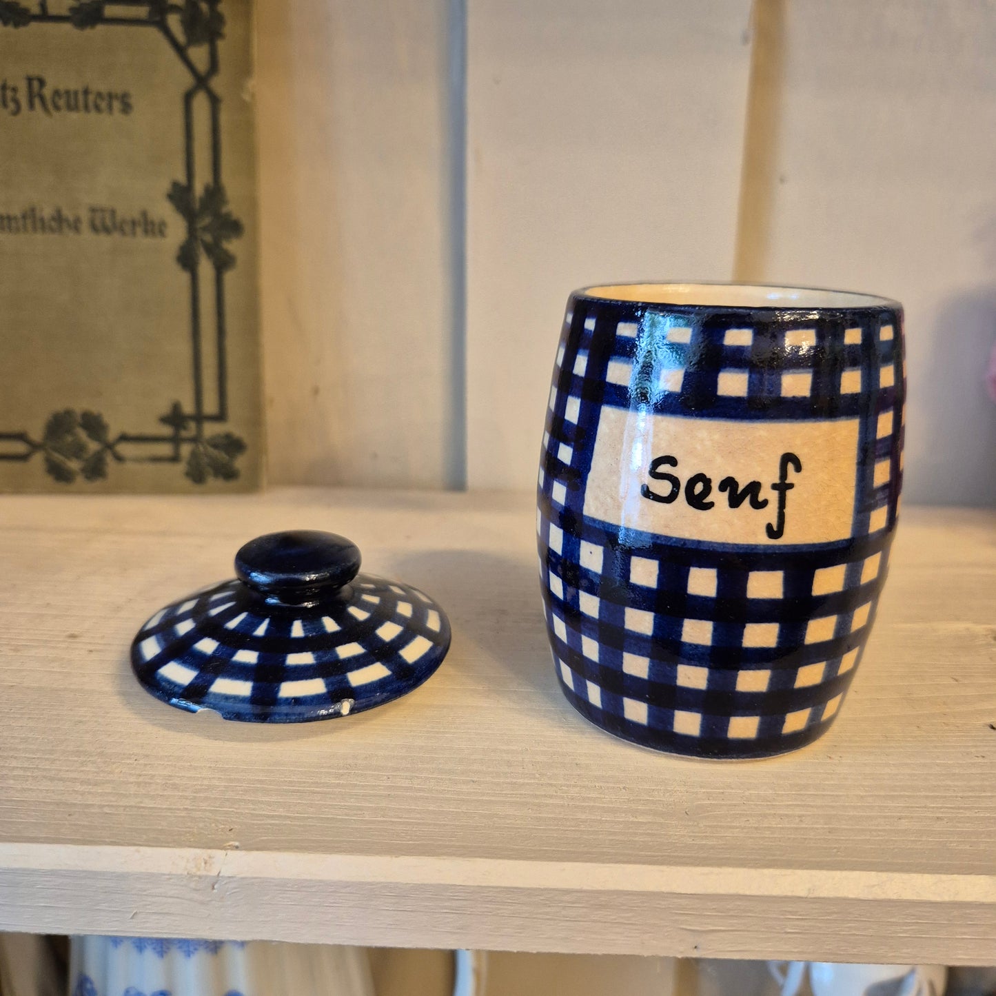 Alte kleine Keramik Gewürzdose mit Deckel mit Aufschrift " Senf" blau weiß
