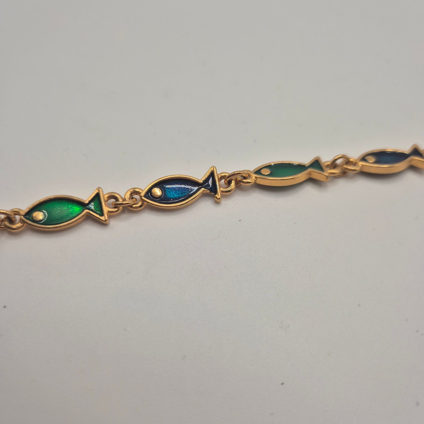 Goldenes Vintage Armband mit grünen blauen Emaille-Fischen 70er Jahre